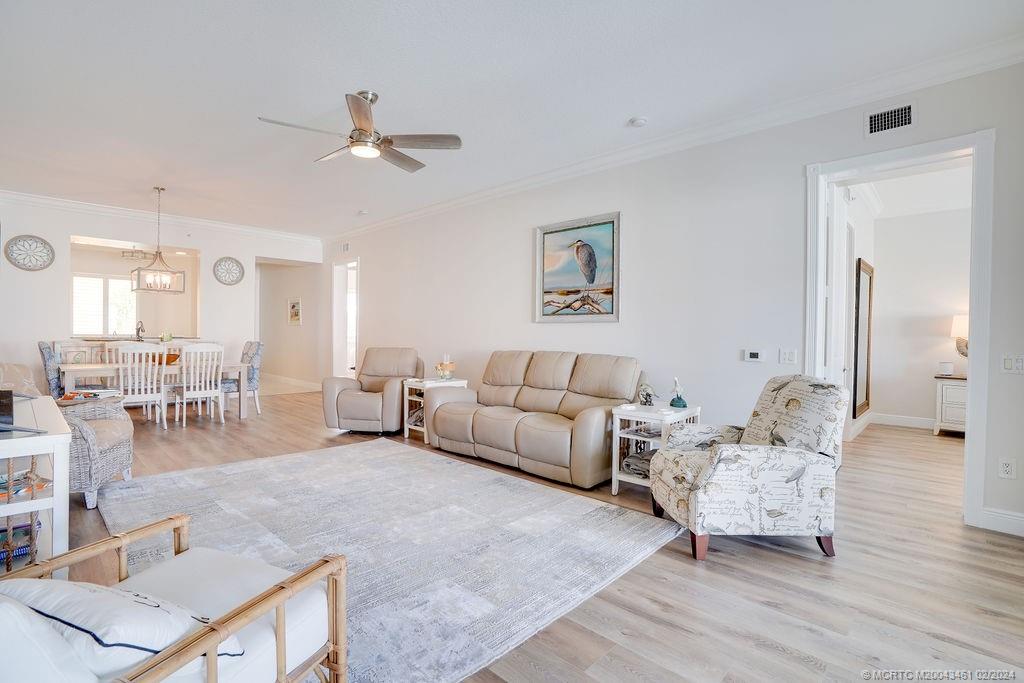 19 Harbour Isle Drive W 305