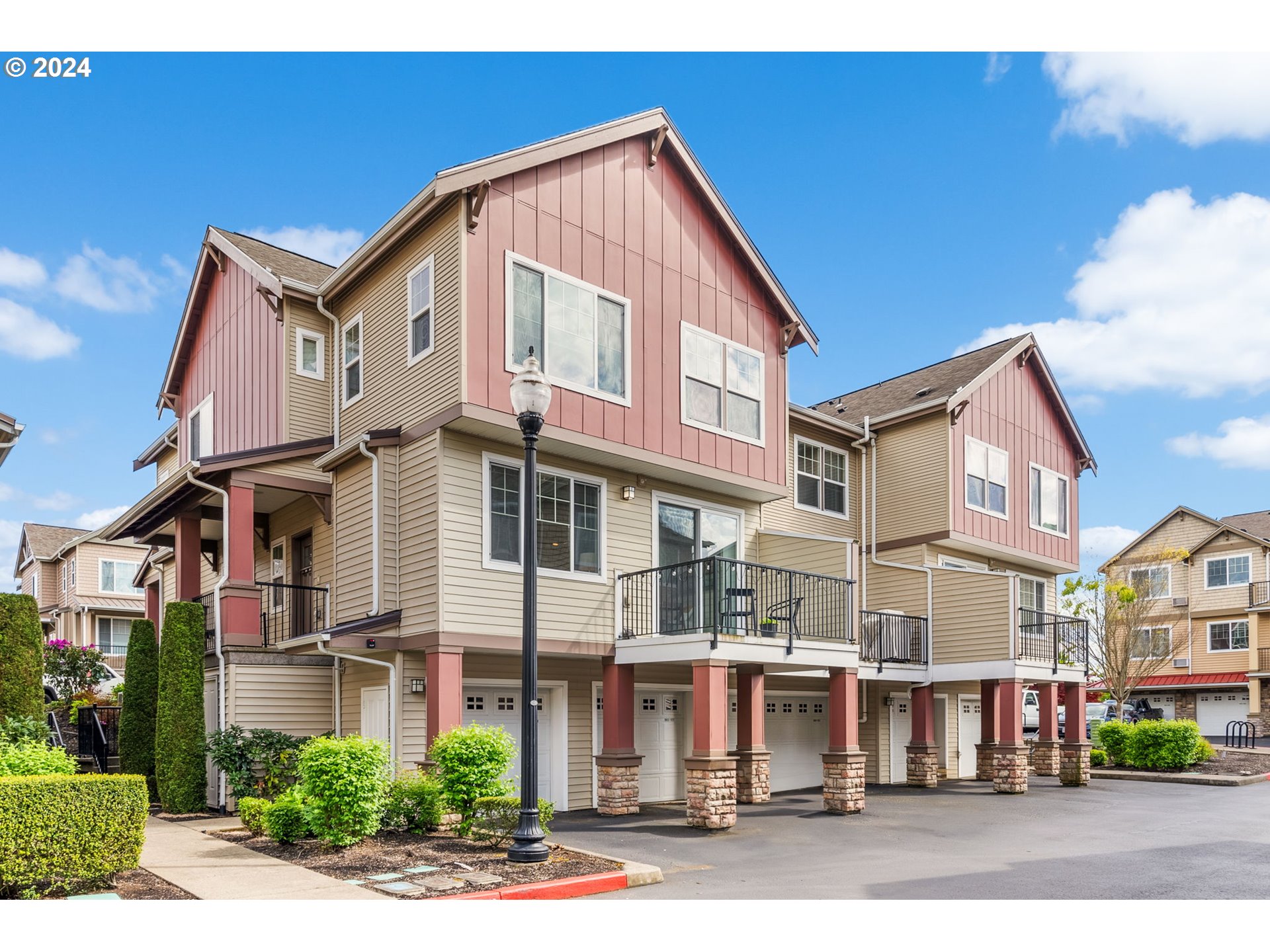 665 NW FALLING WATERS LN 101