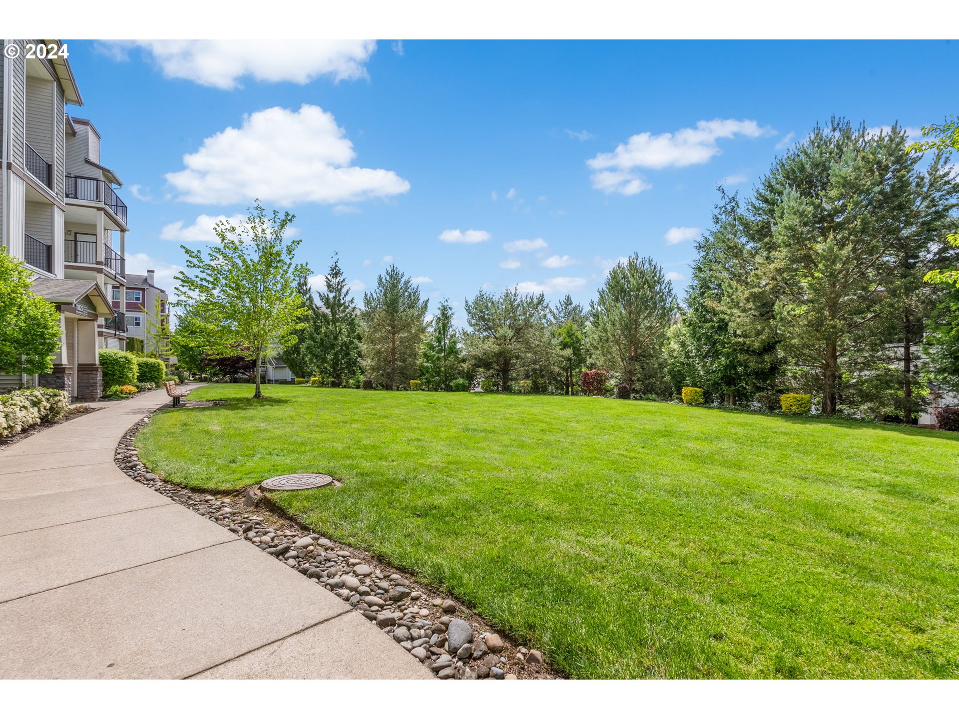 665 NW FALLING WATERS LN 101