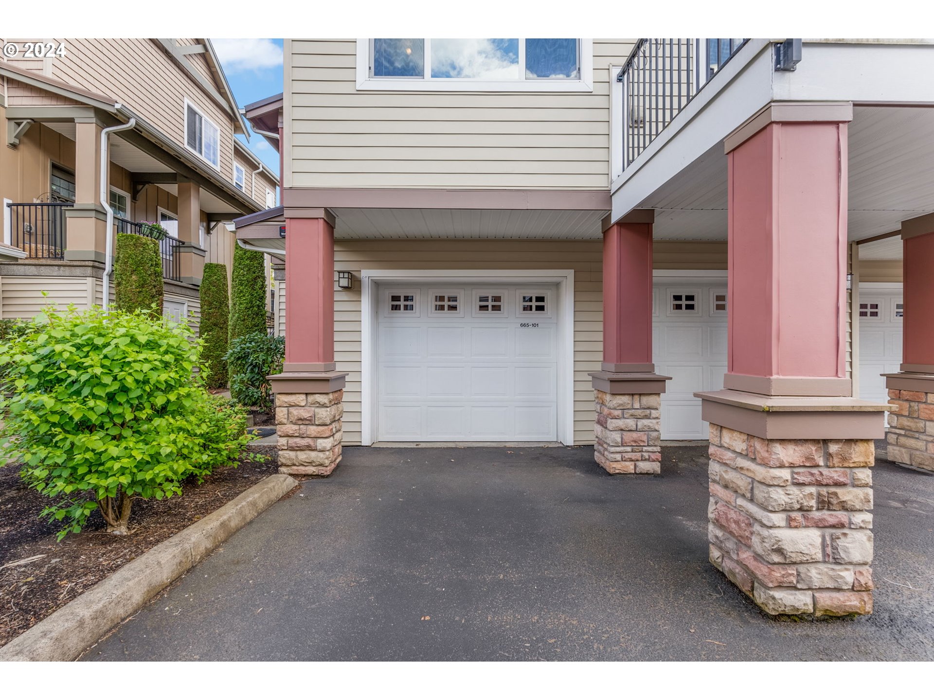 665 NW FALLING WATERS LN 101