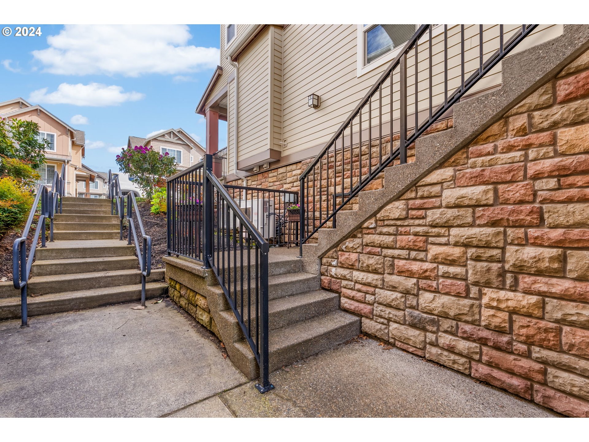 665 NW FALLING WATERS LN 101