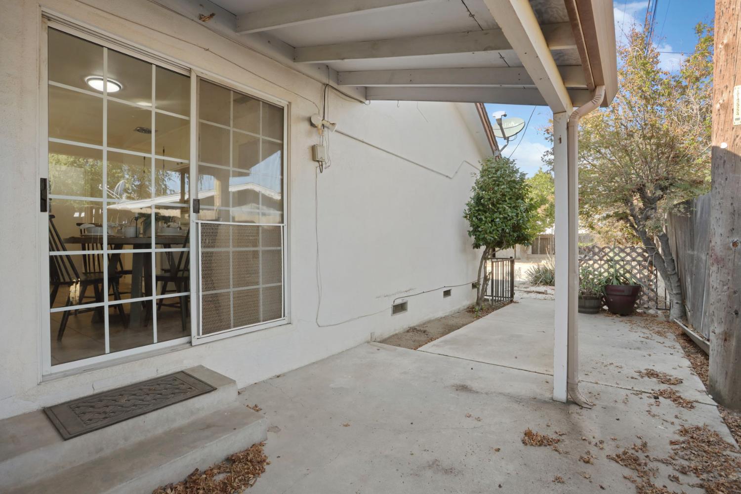 1129 E. Alameda Street