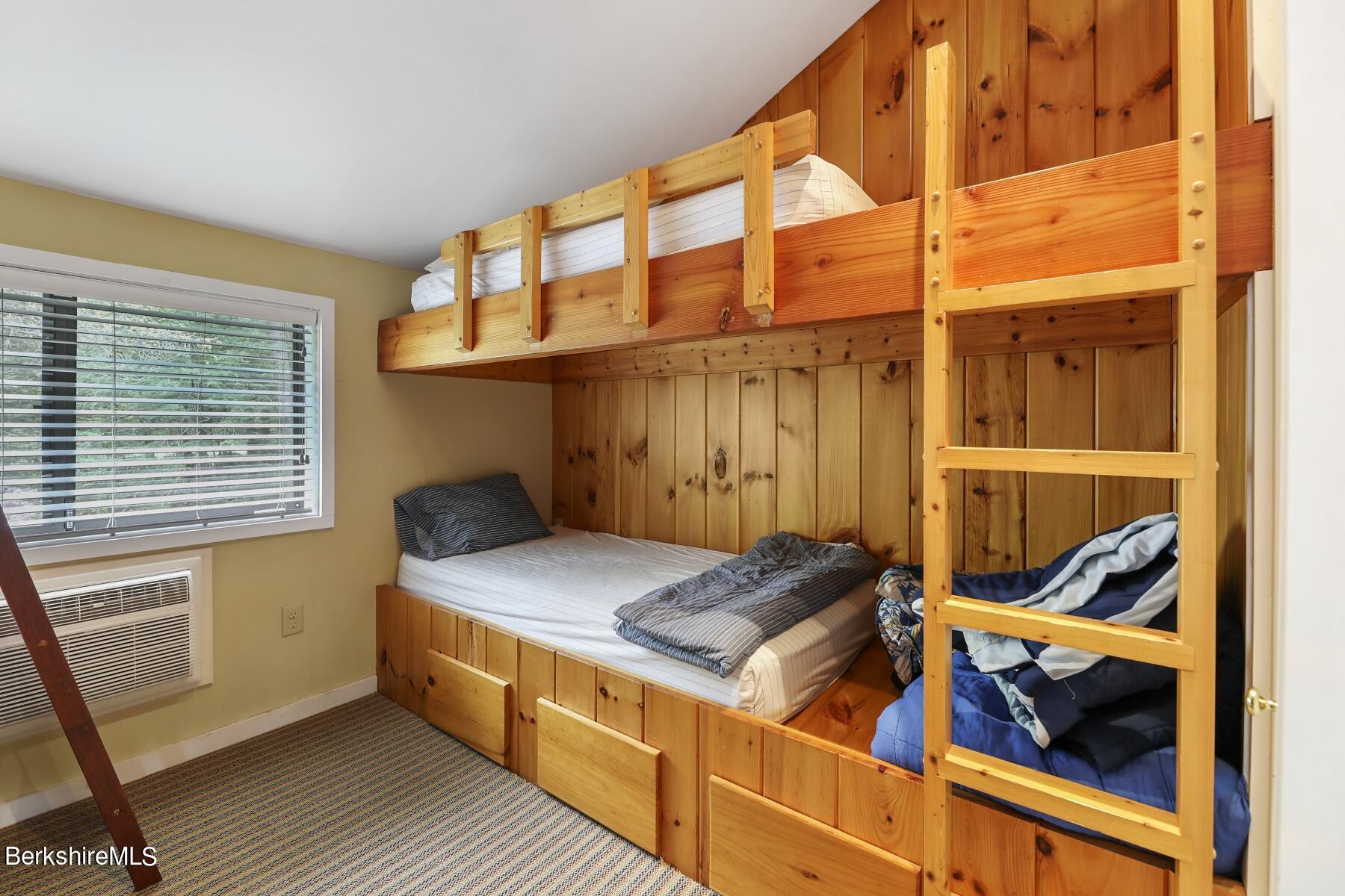 325 Lakeshore Dr