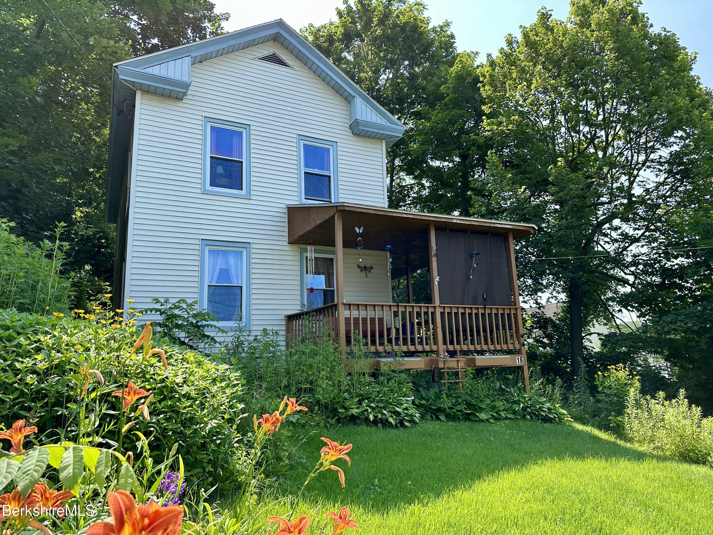 16 Briggs Ave