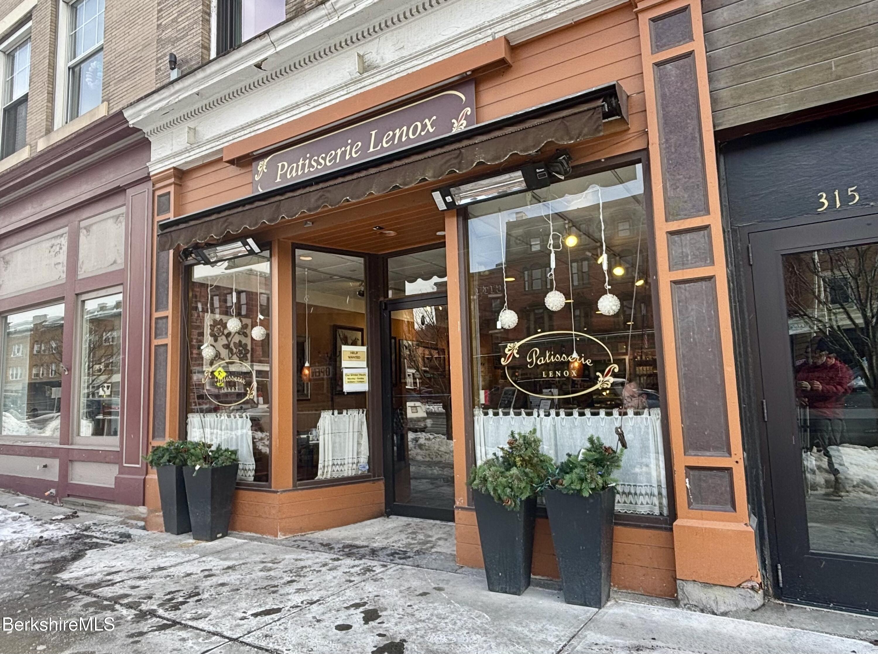 313 Main St