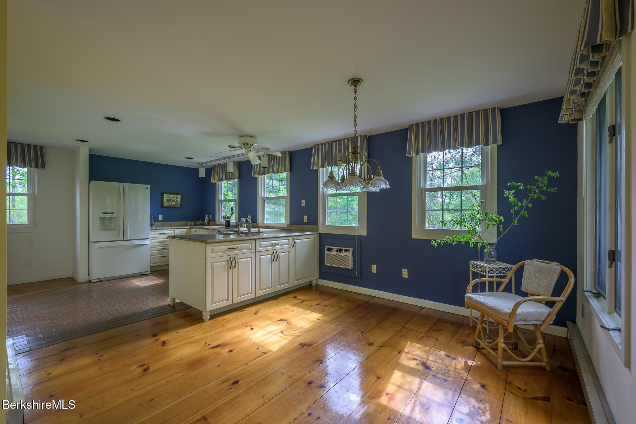 33 Interlaken Rd