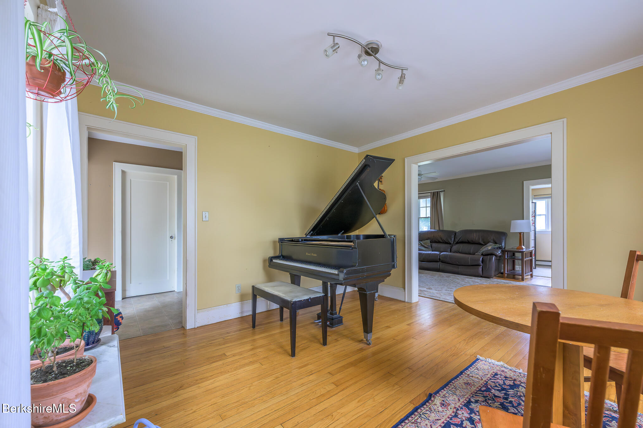 16 Revere Pkwy