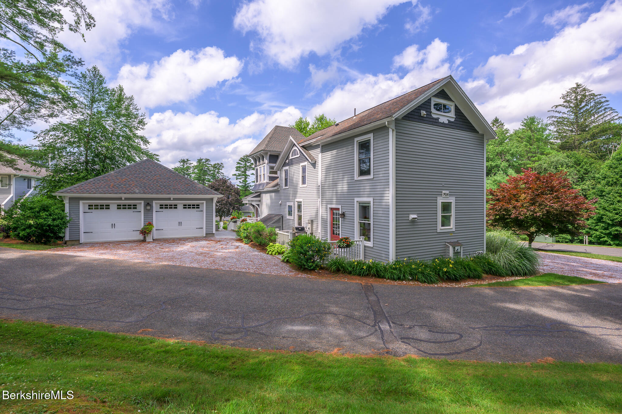 850 Summer St, M14
