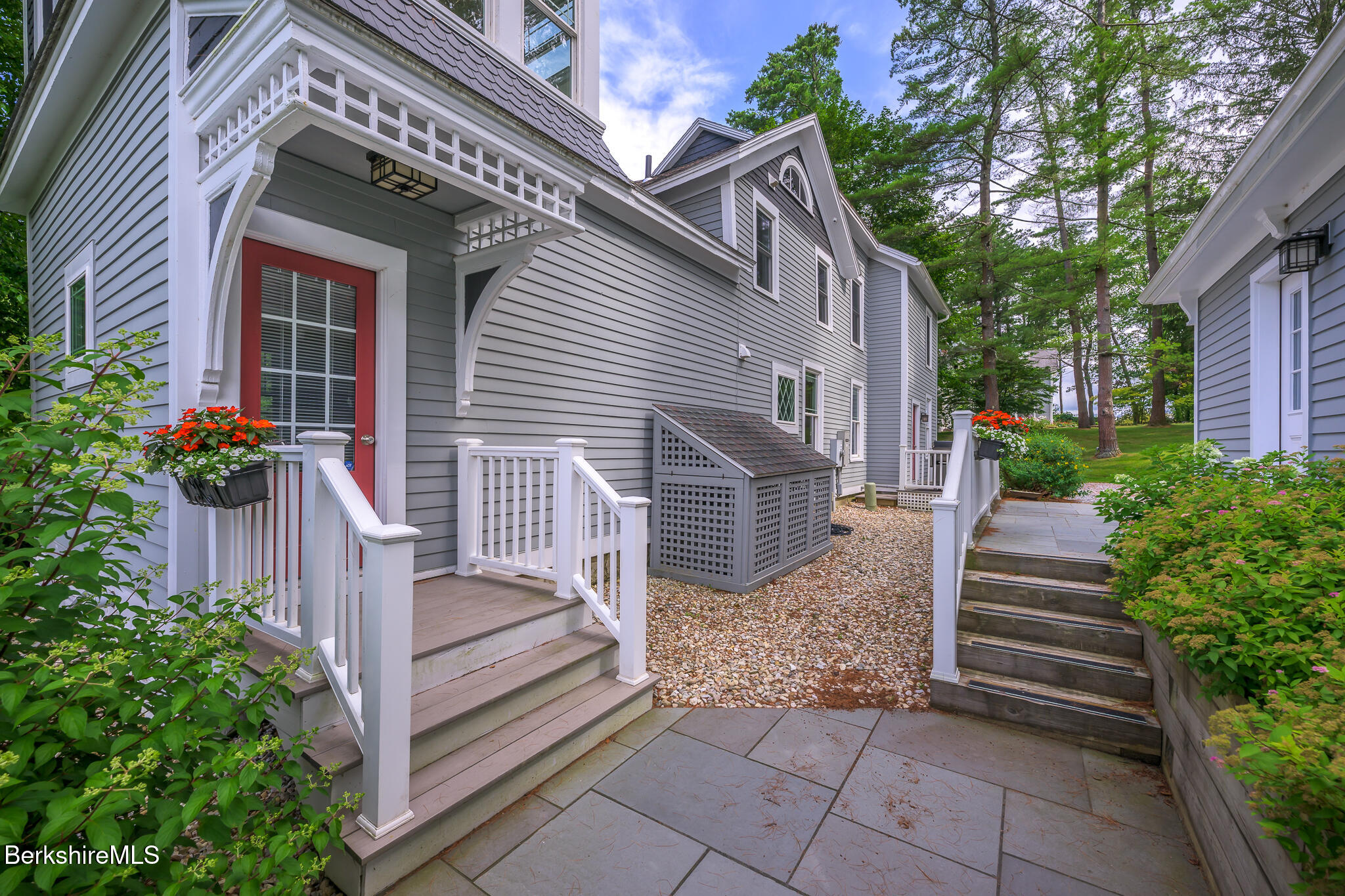 850 Summer St, M14