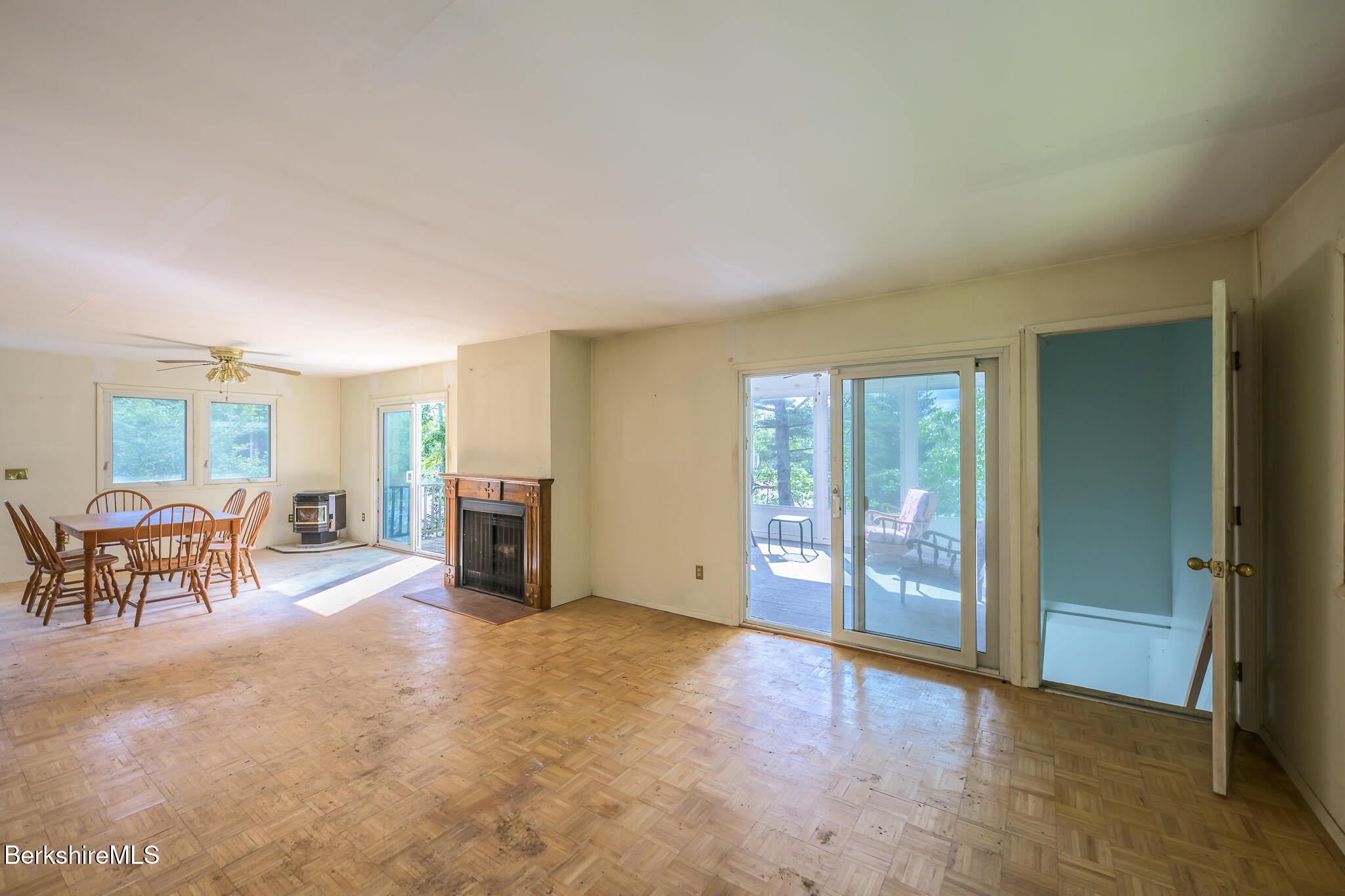 65 Canterbury Ln
