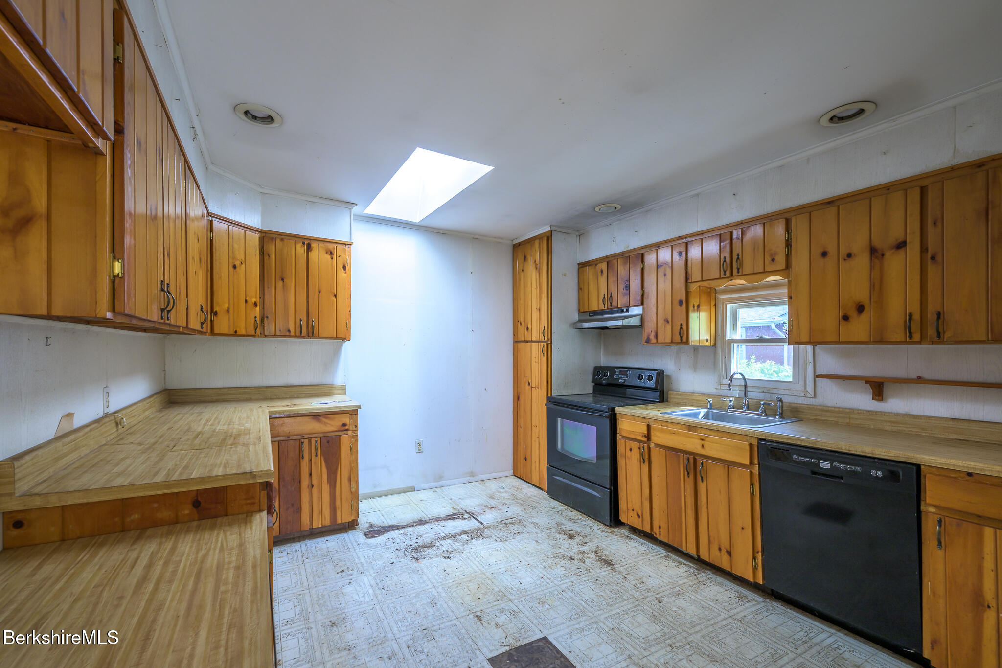 65 Canterbury Ln