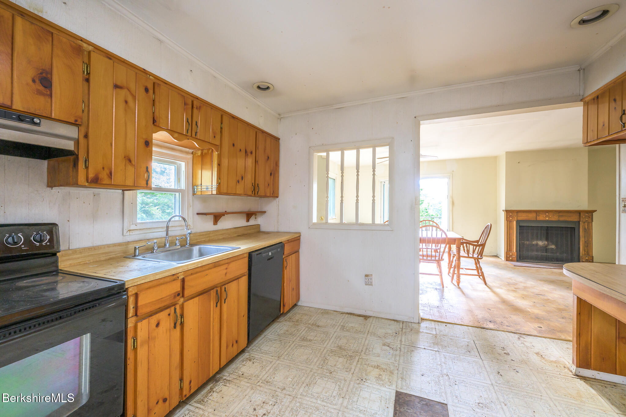 65 Canterbury Ln