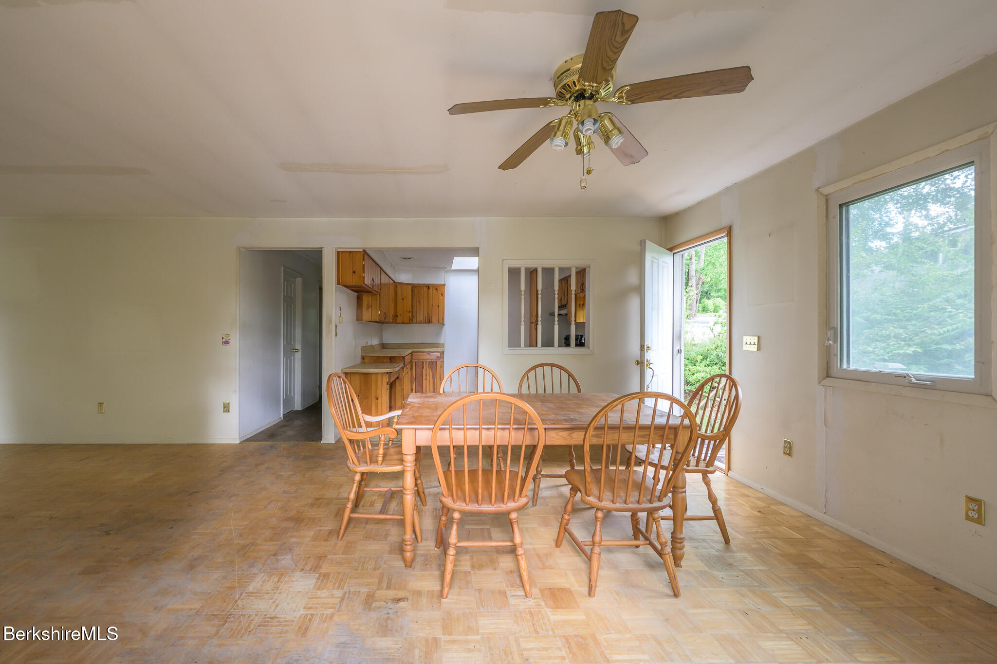 65 Canterbury Ln