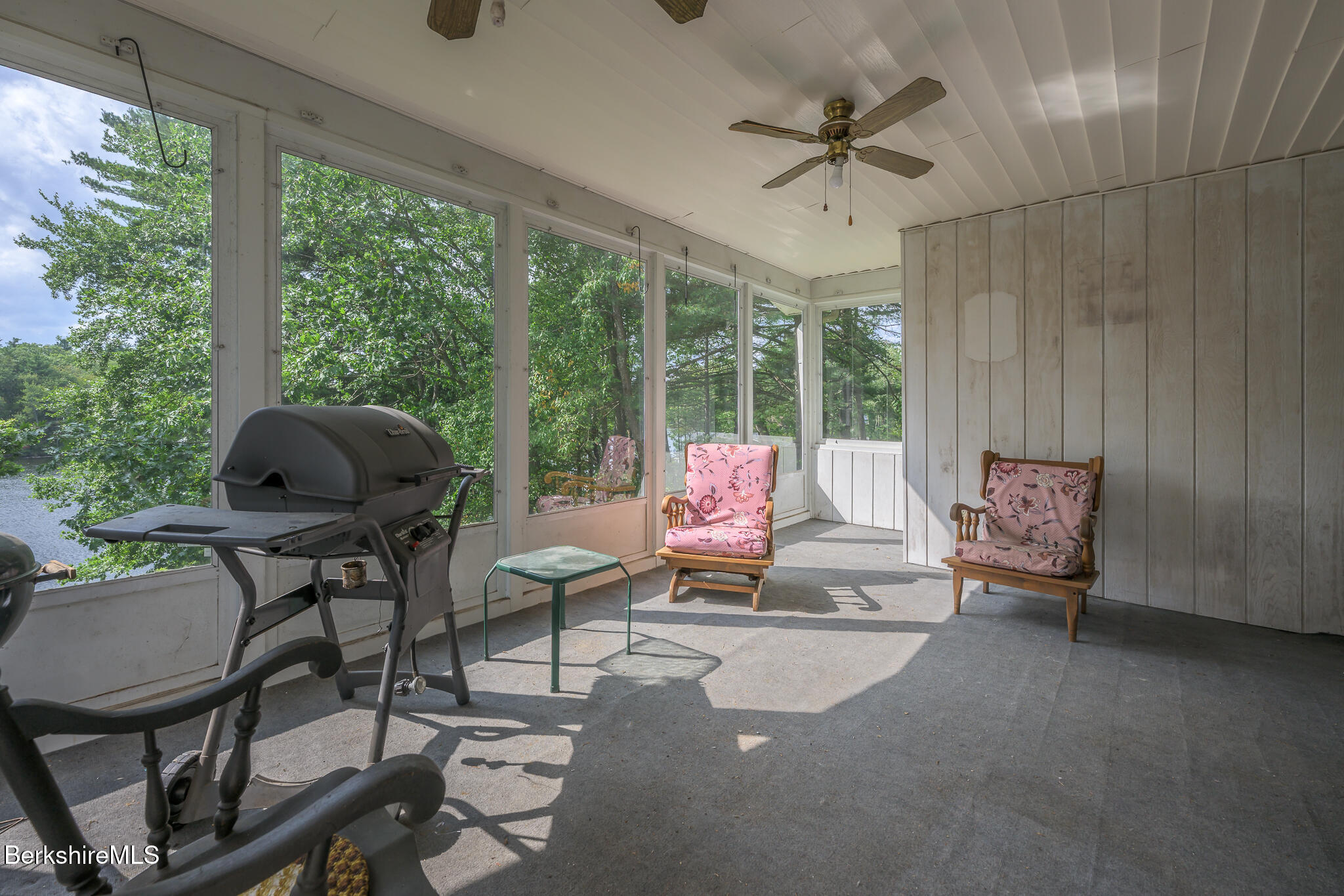 65 Canterbury Ln
