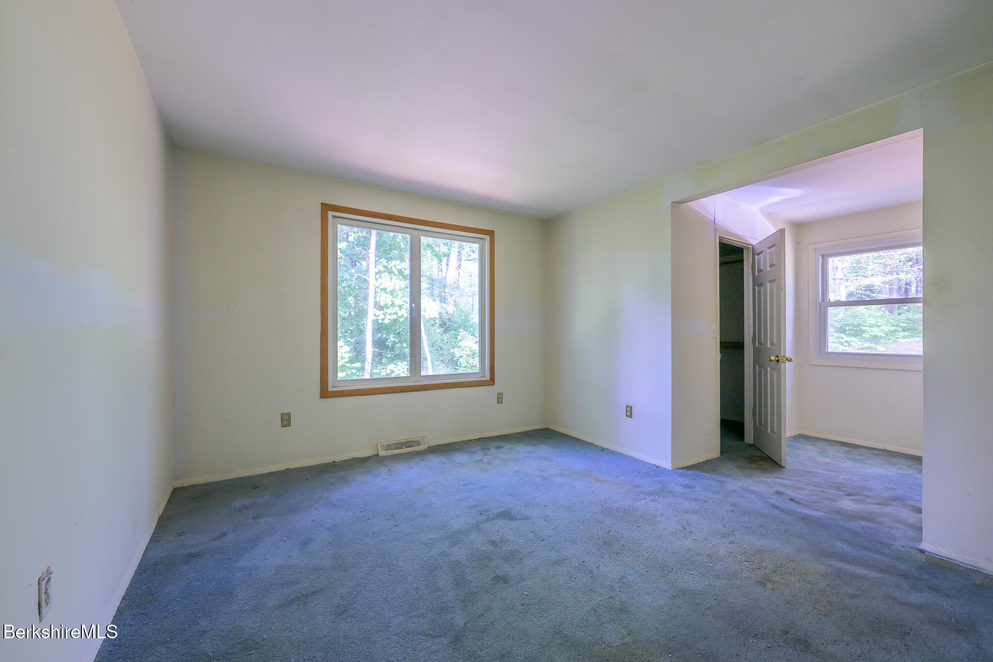 65 Canterbury Ln