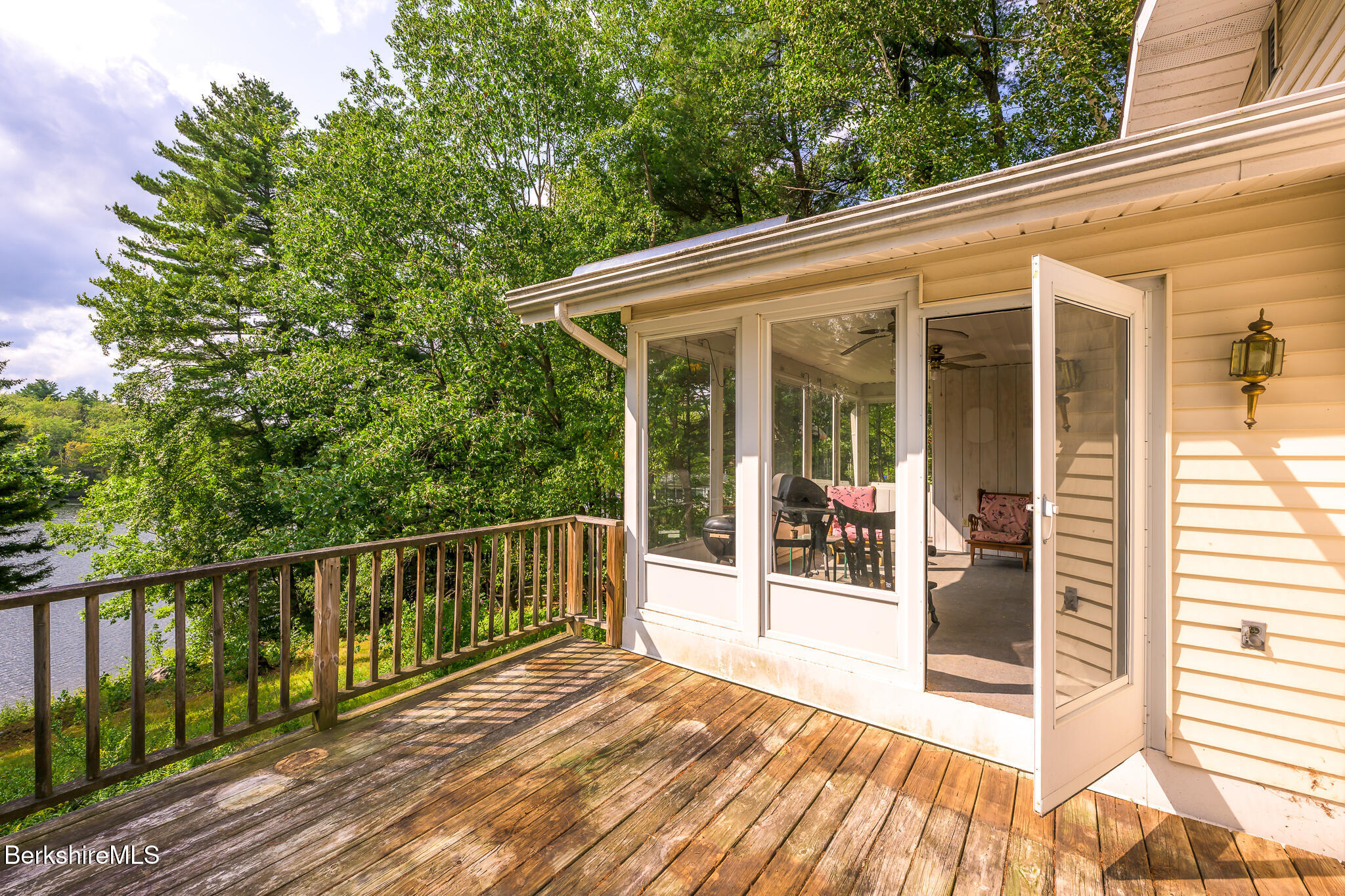 65 Canterbury Ln