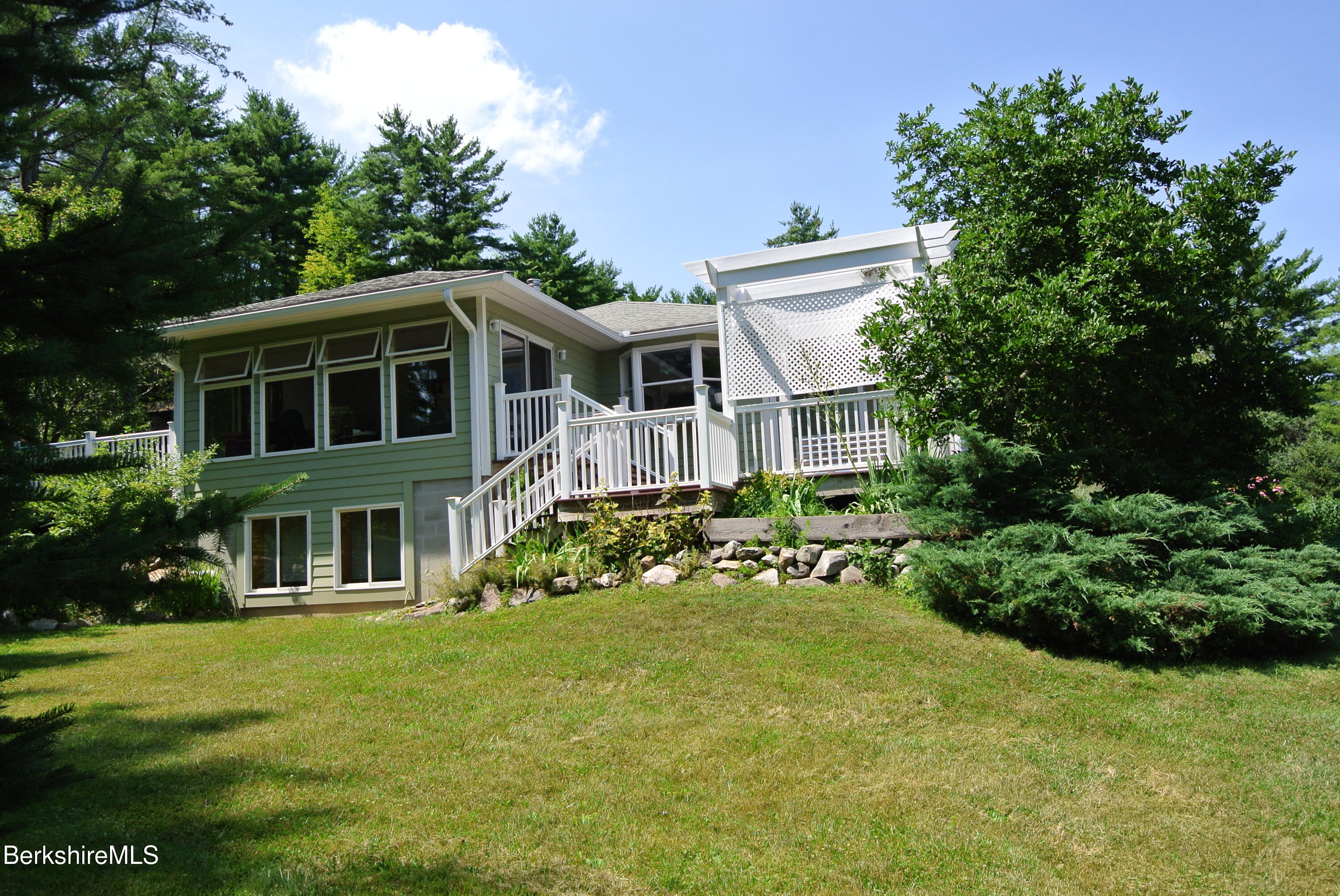 7 Abbey Hill Dr