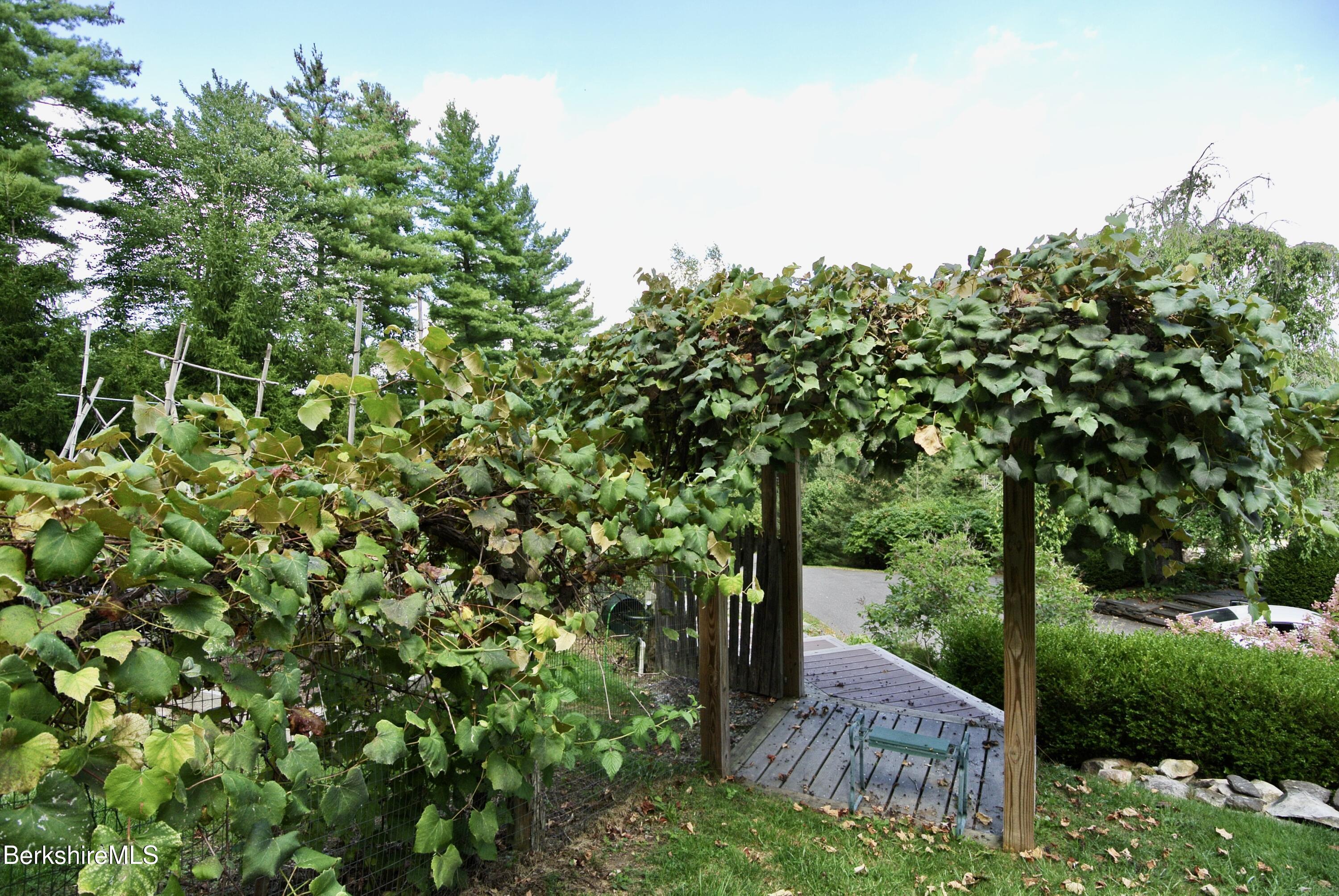 7 Abbey Hill Dr