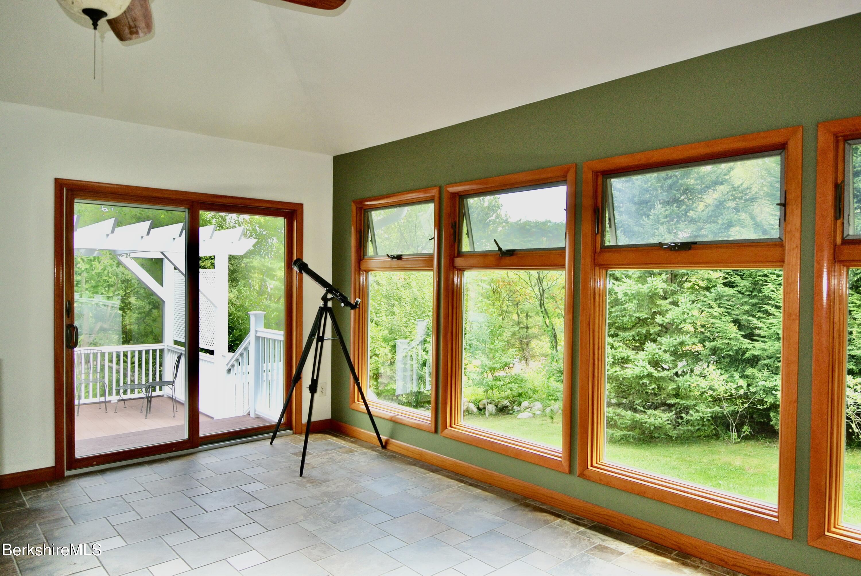 7 Abbey Hill Dr