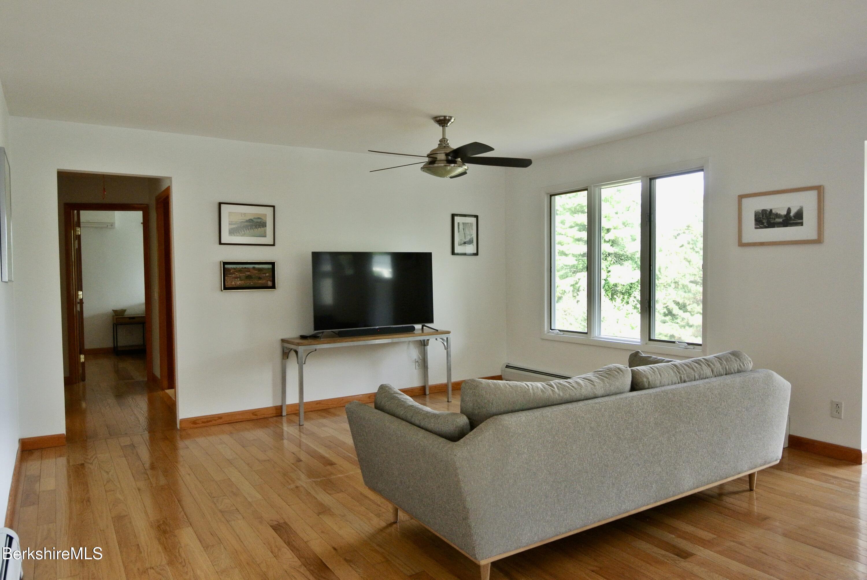 7 Abbey Hill Dr