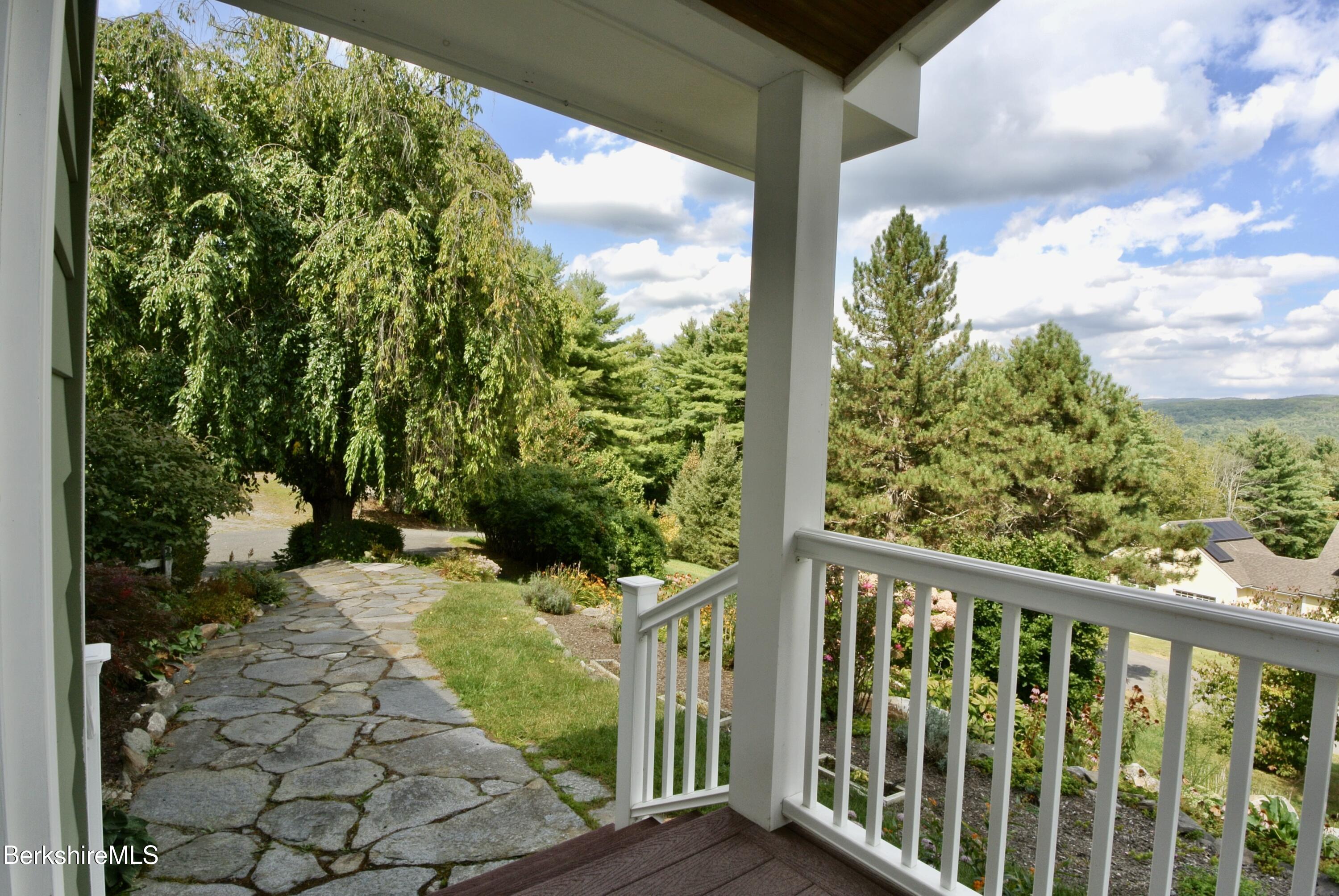 7 Abbey Hill Dr