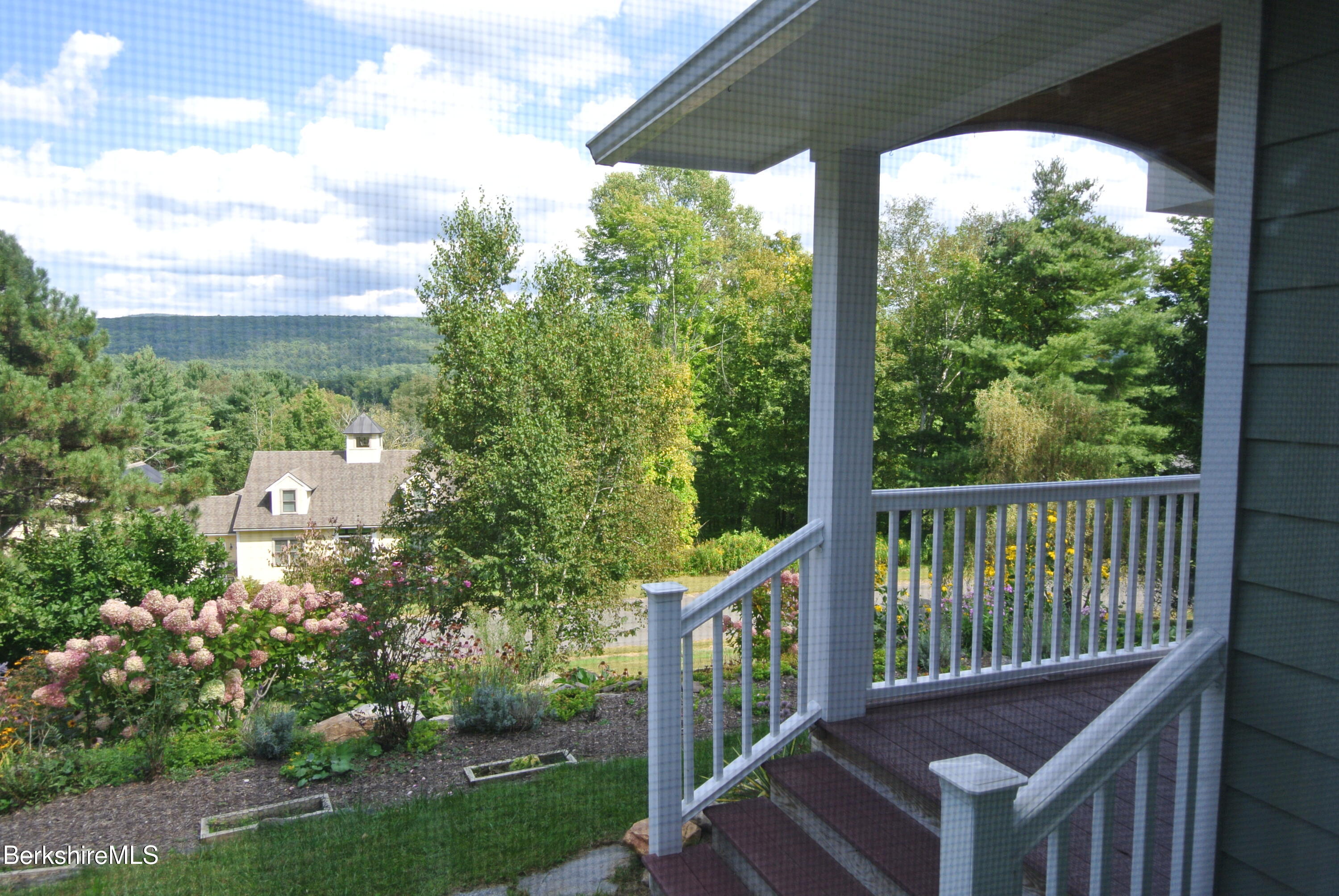 7 Abbey Hill Dr