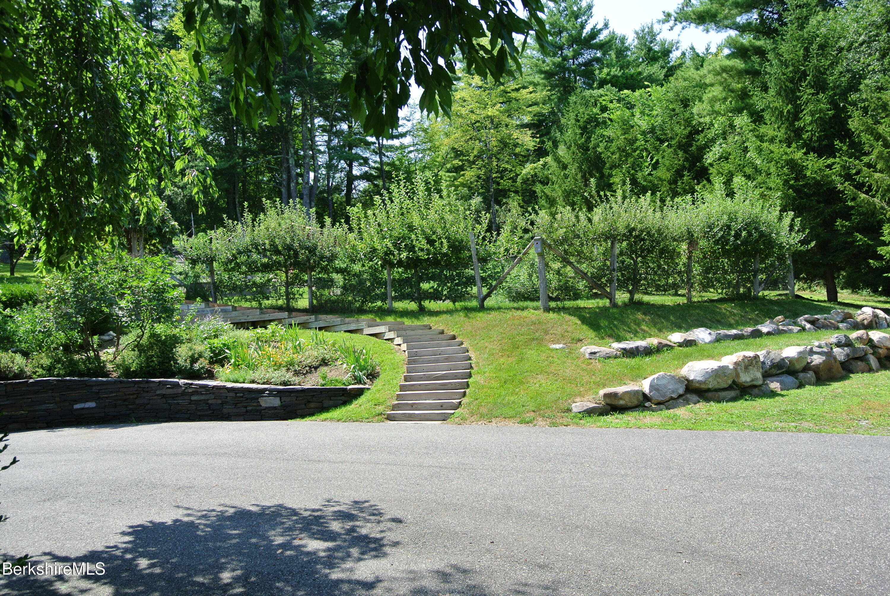 7 Abbey Hill Dr