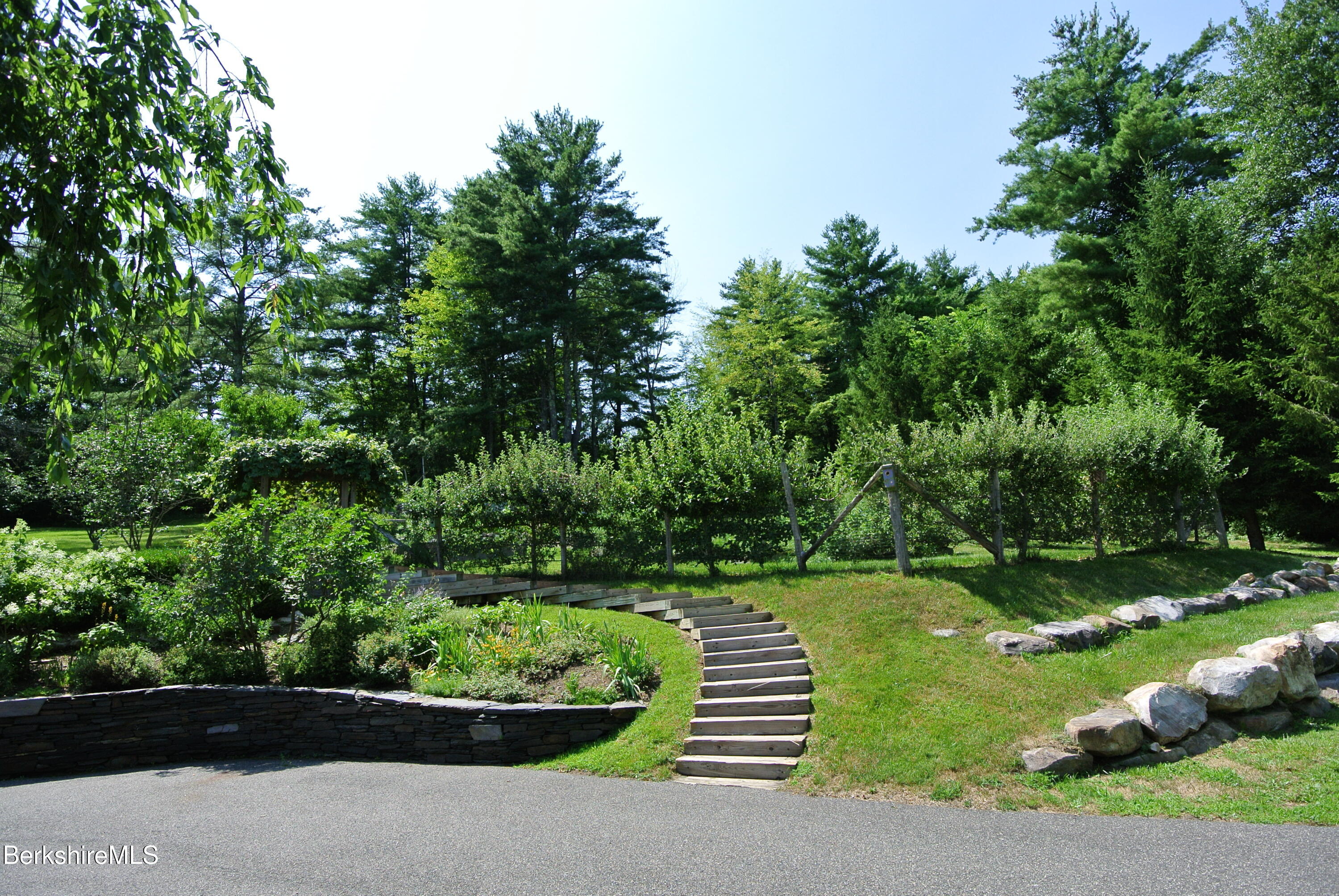 7 Abbey Hill Dr