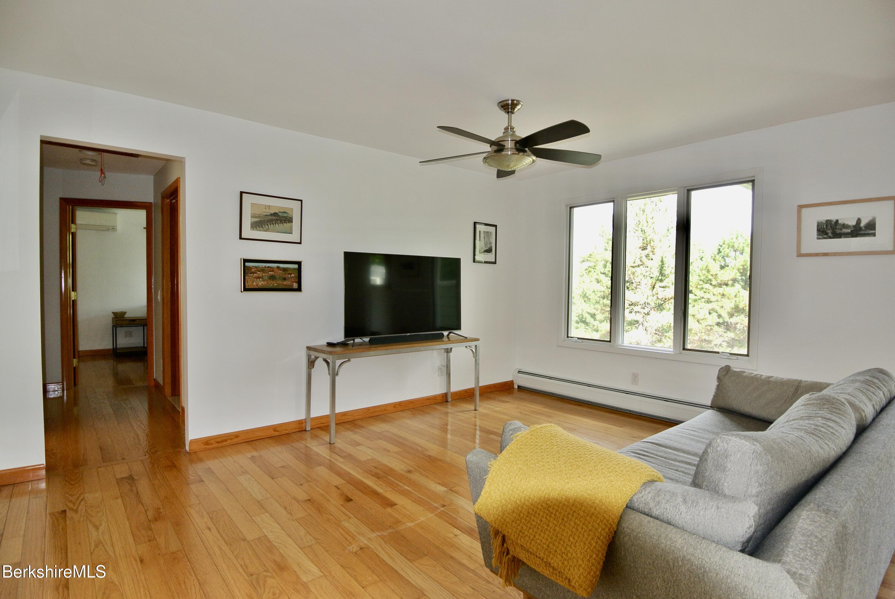7 Abbey Hill Dr
