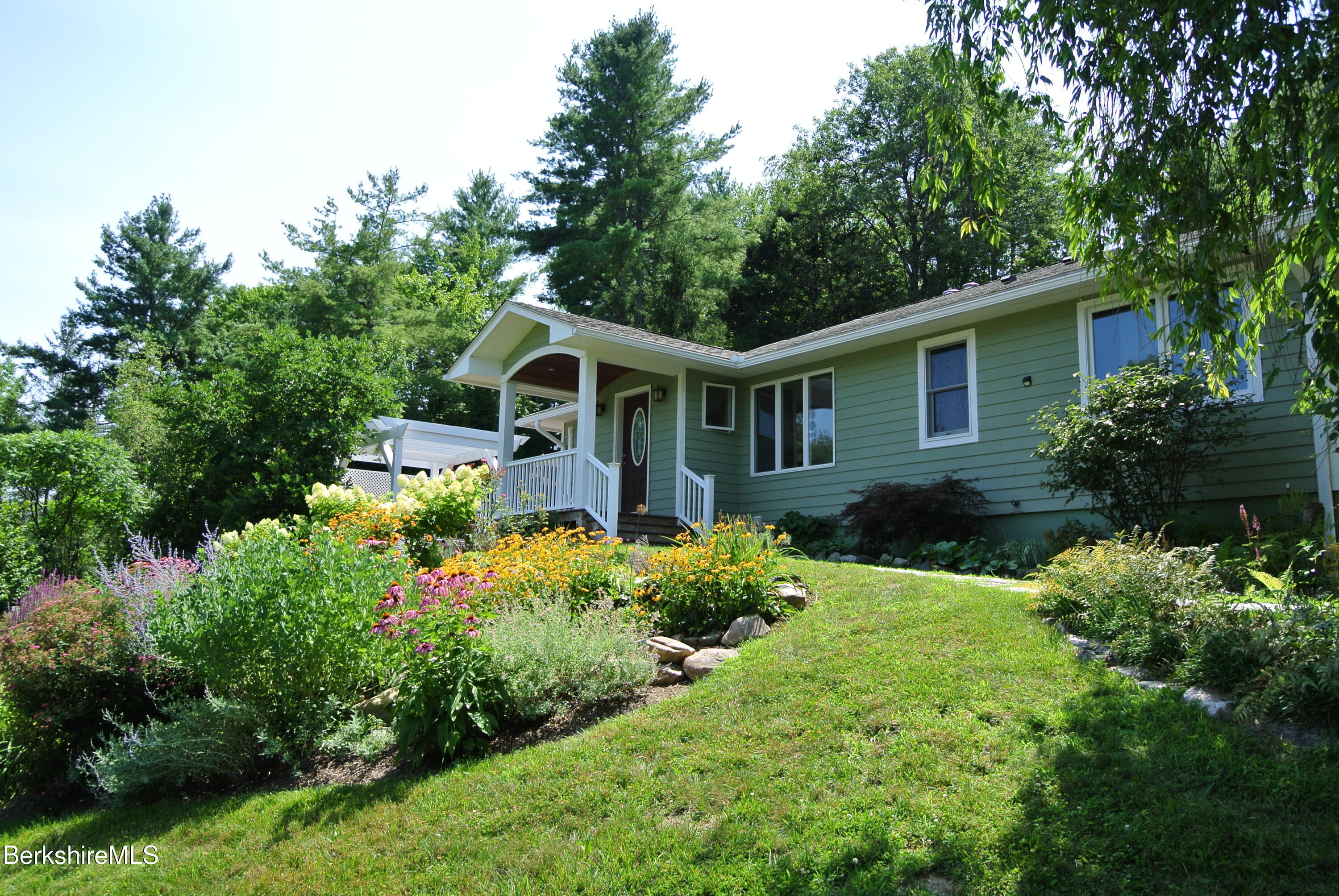 7 Abbey Hill Dr