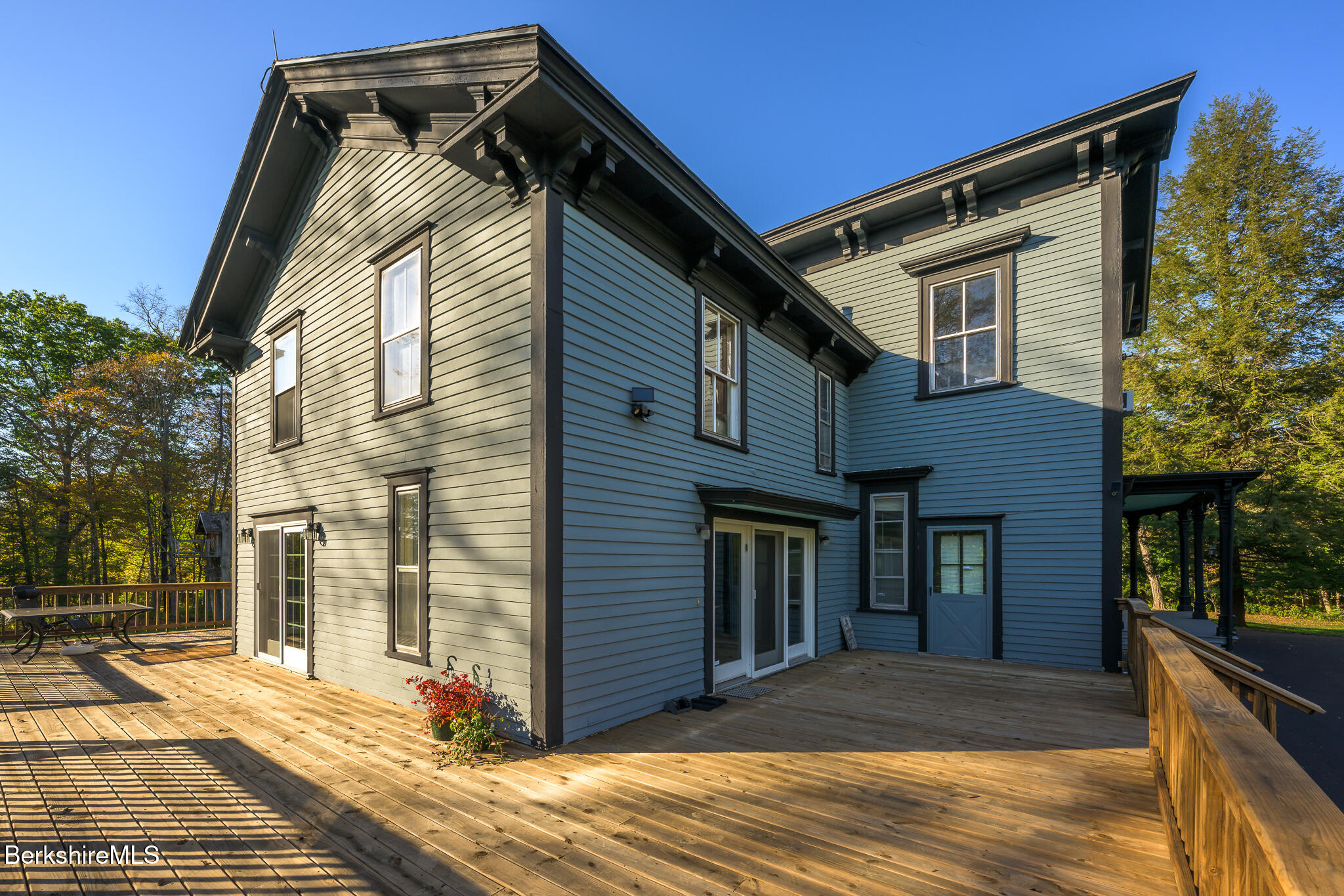 48 Main St