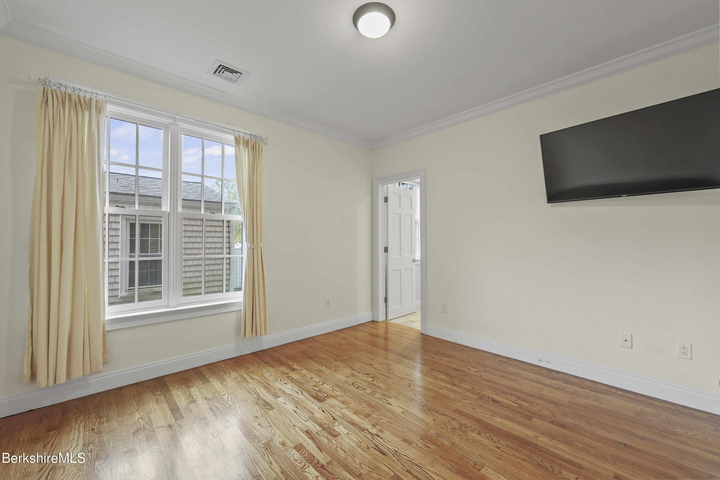 46 Housatonic St, 2B, Lenox Unit: 2B