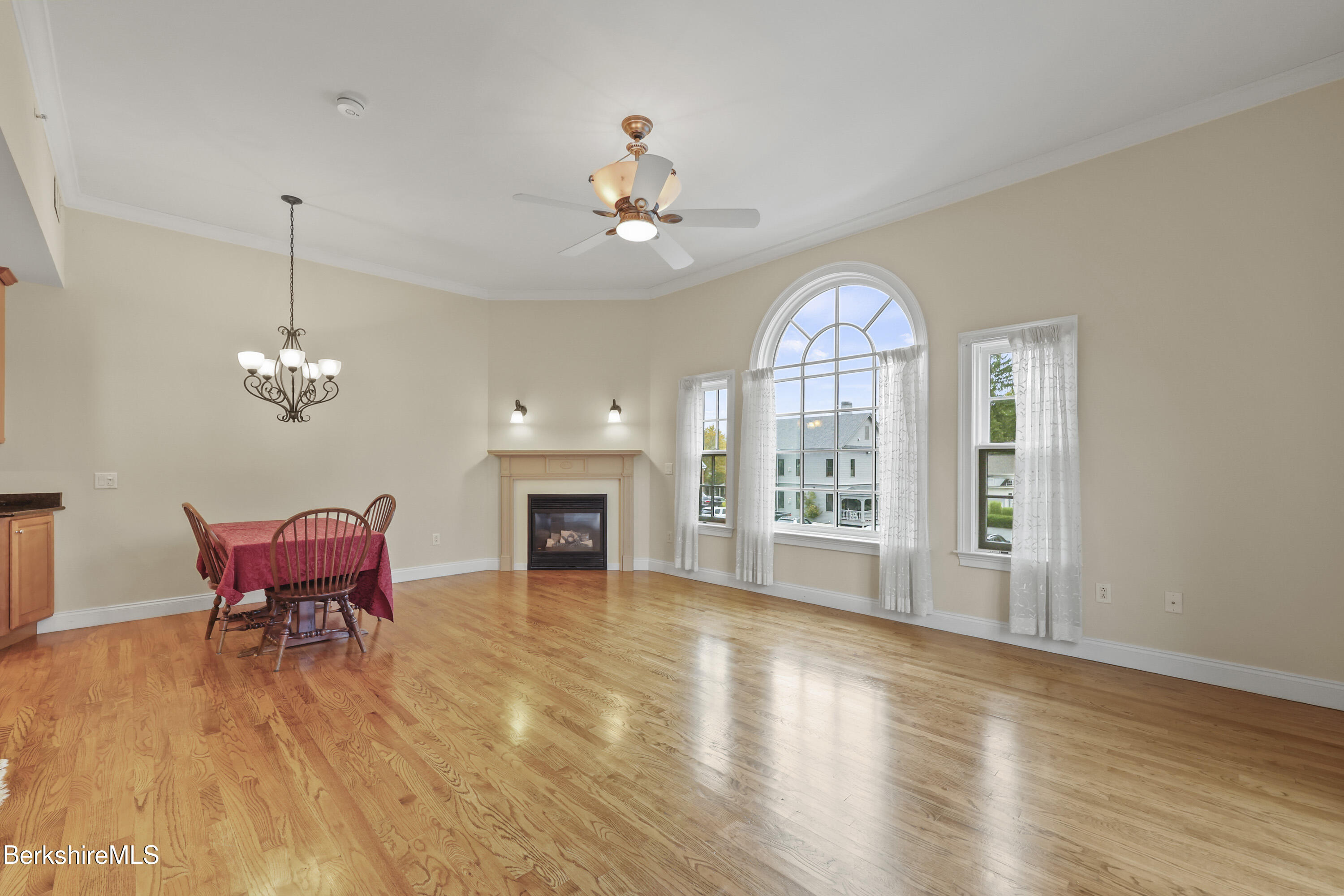 46 Housatonic St, 2B, Lenox Unit: 2B