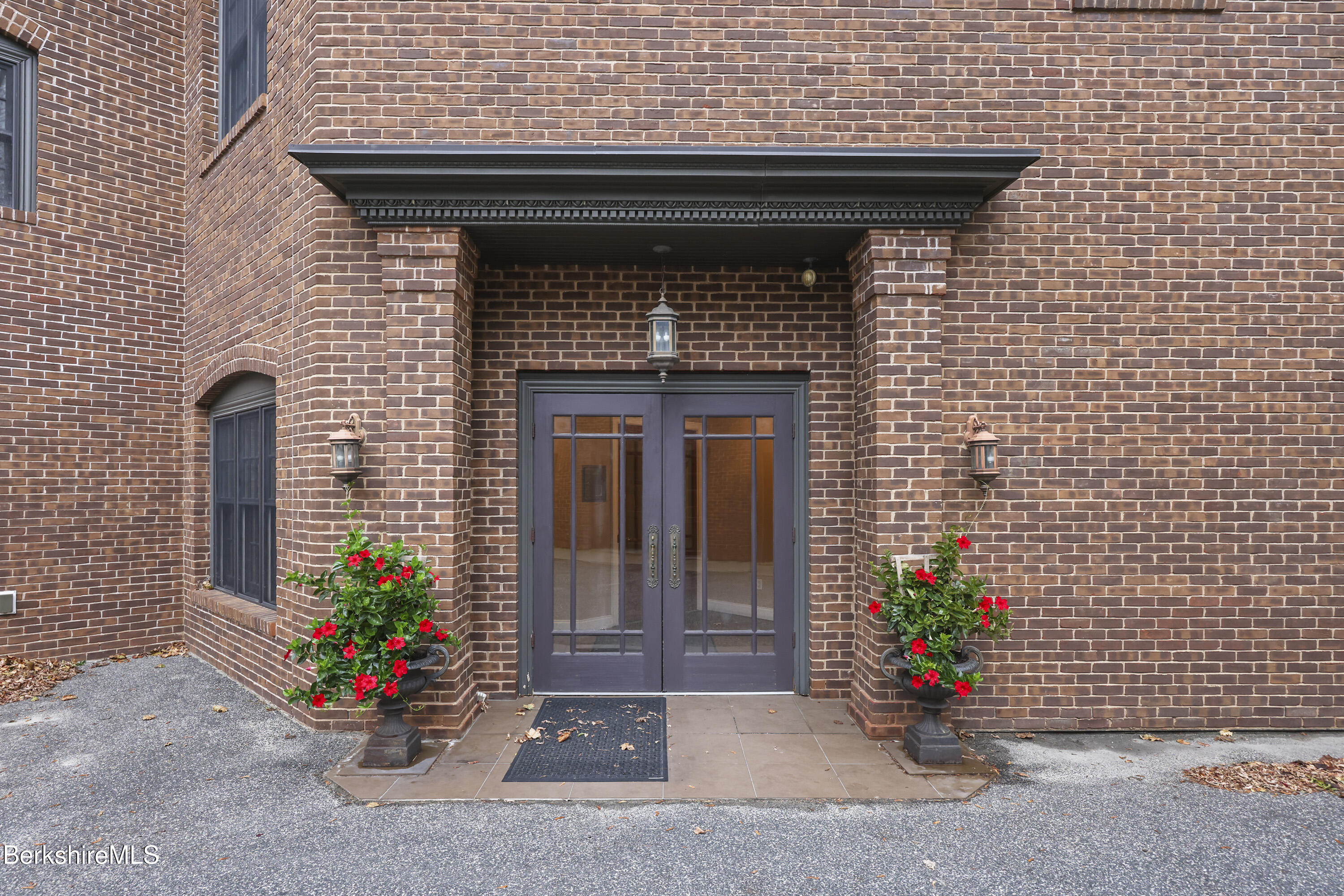 46 Housatonic St, 2B, Lenox Unit: 2B