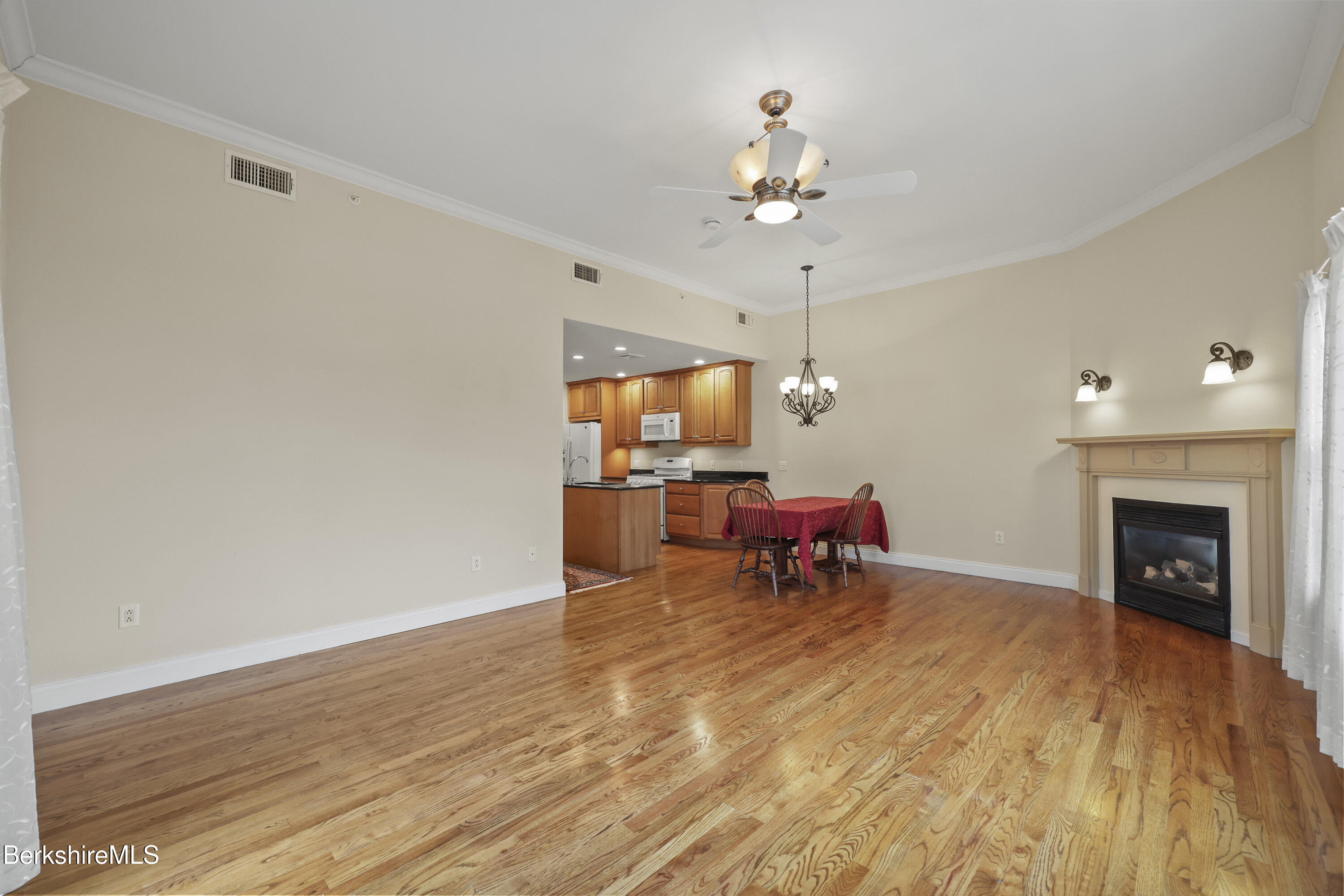 46 Housatonic St, 2B, Lenox Unit: 2B