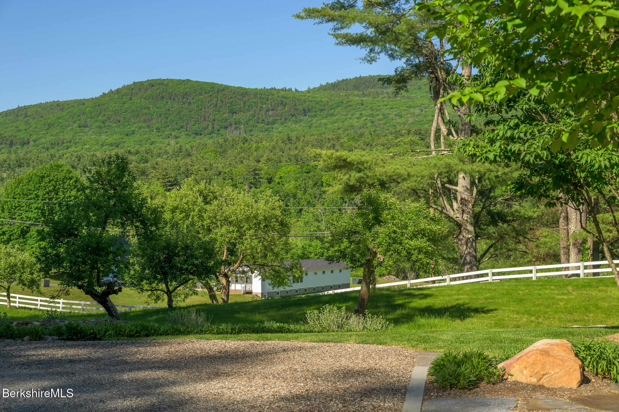233 Monument Valley Rd