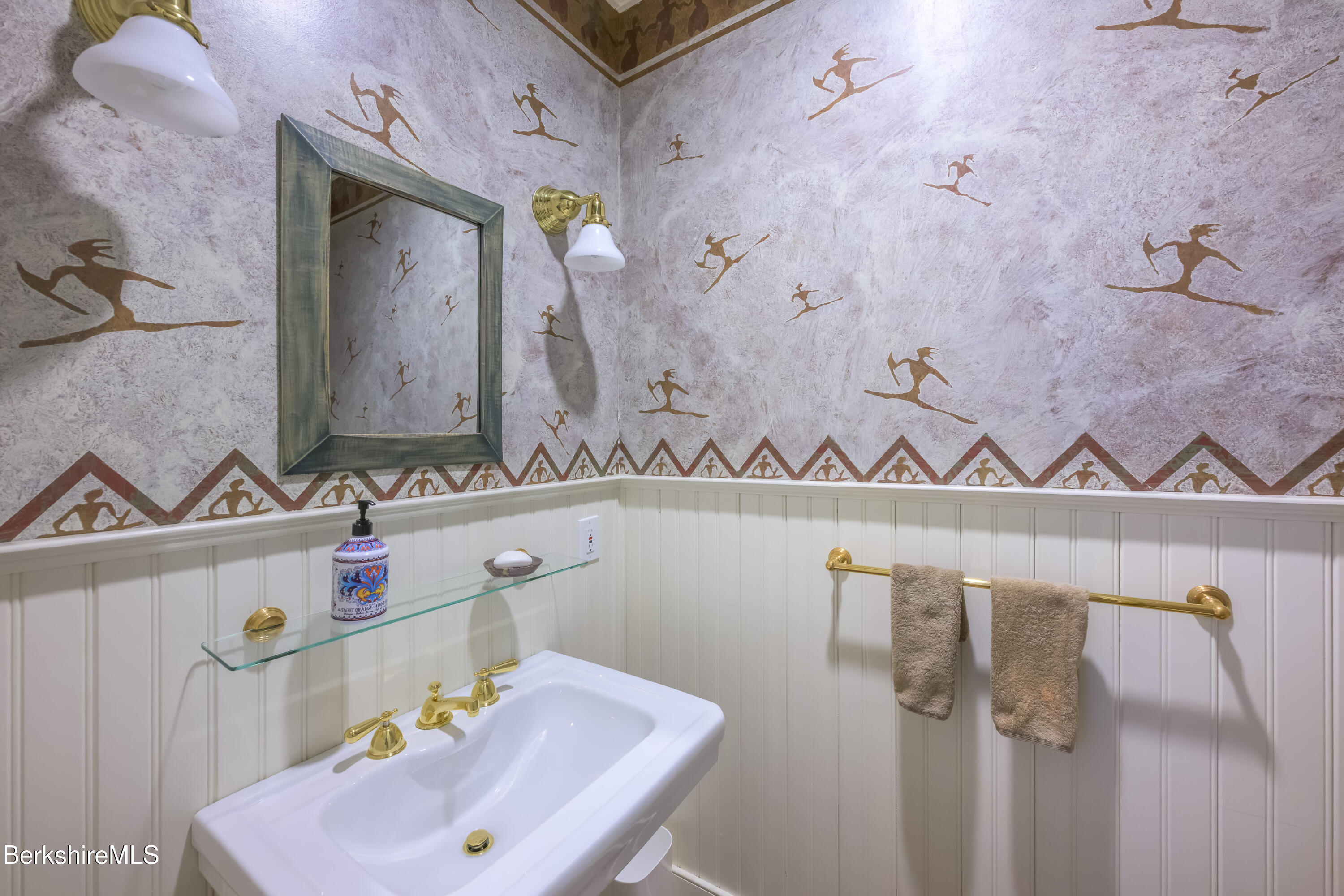 32 Crooked Hill Rd