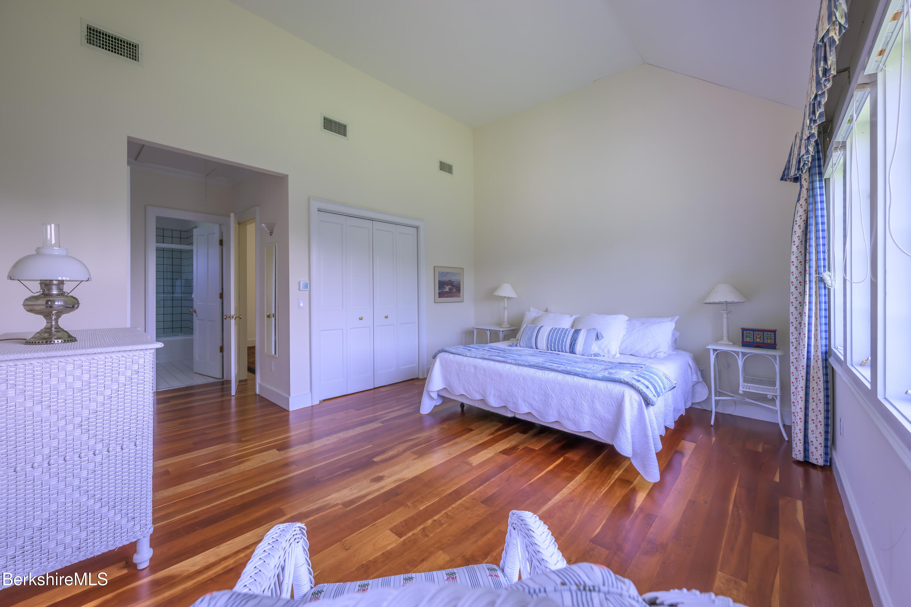 32 Crooked Hill Rd