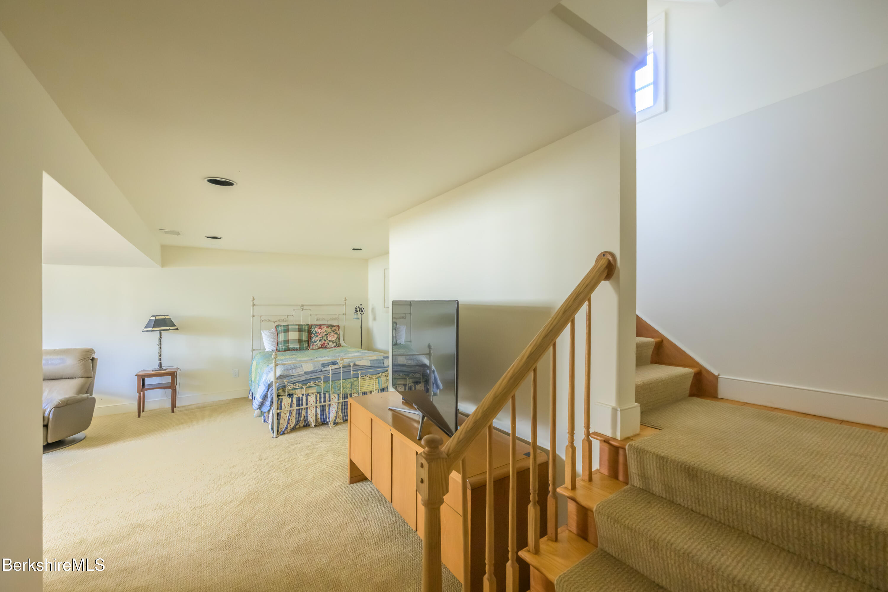 32 Crooked Hill Rd