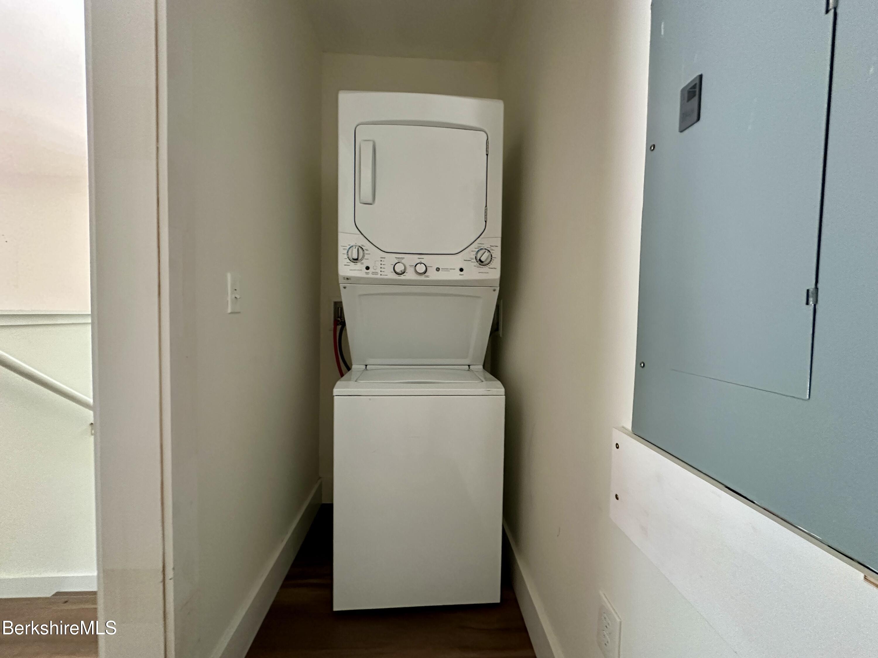 6 Redwood Ln