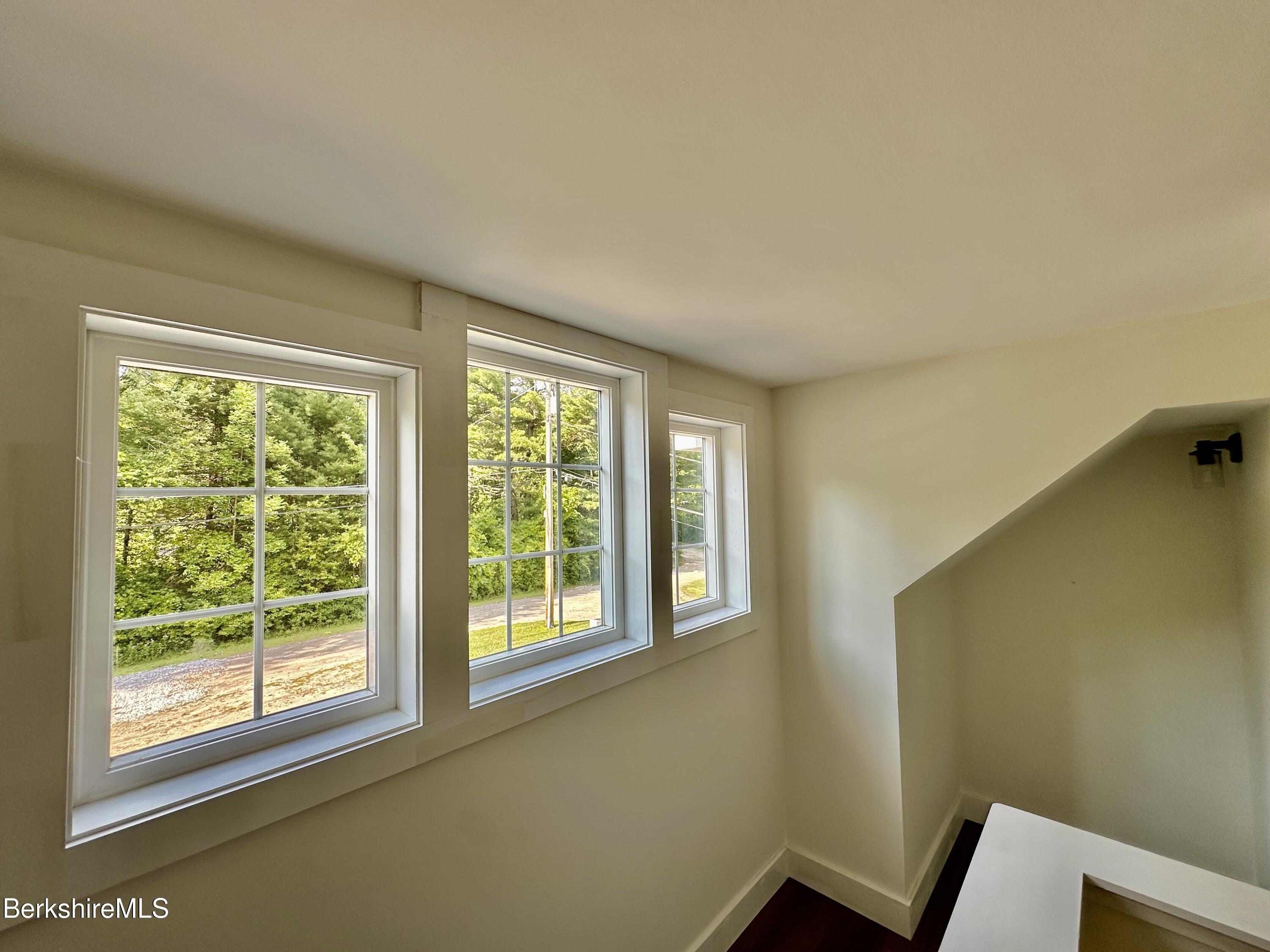 6 Redwood Ln