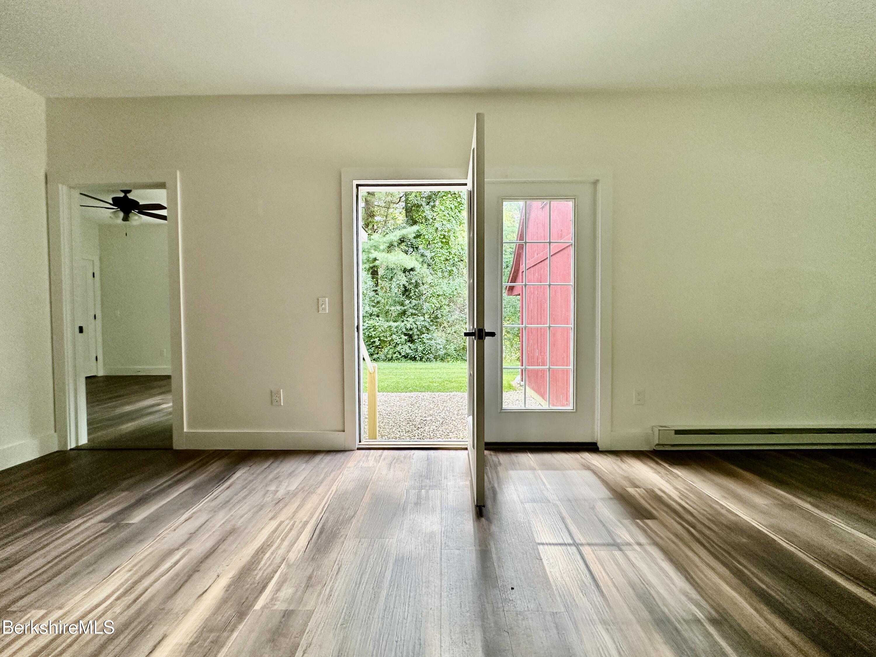 6 Redwood Ln