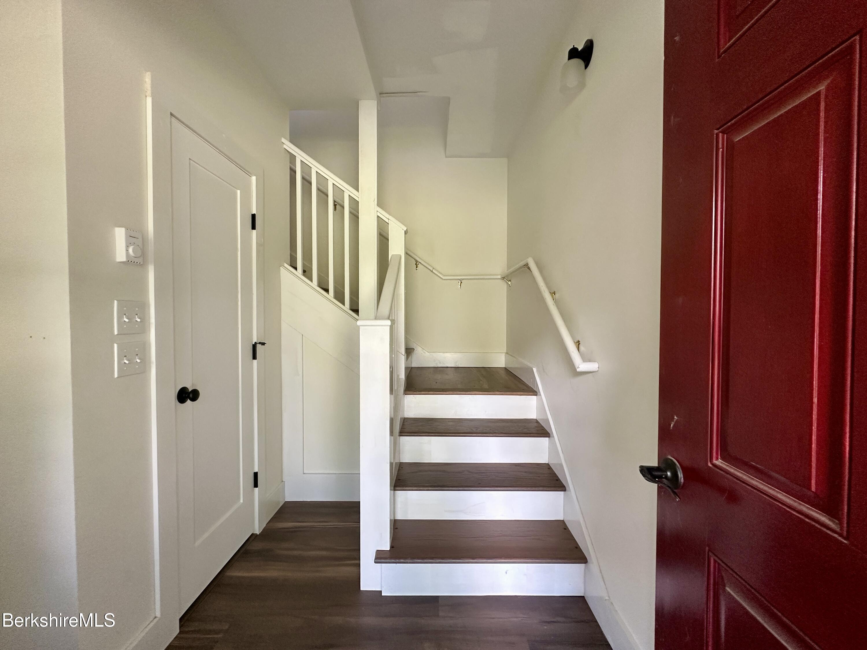6 Redwood Ln