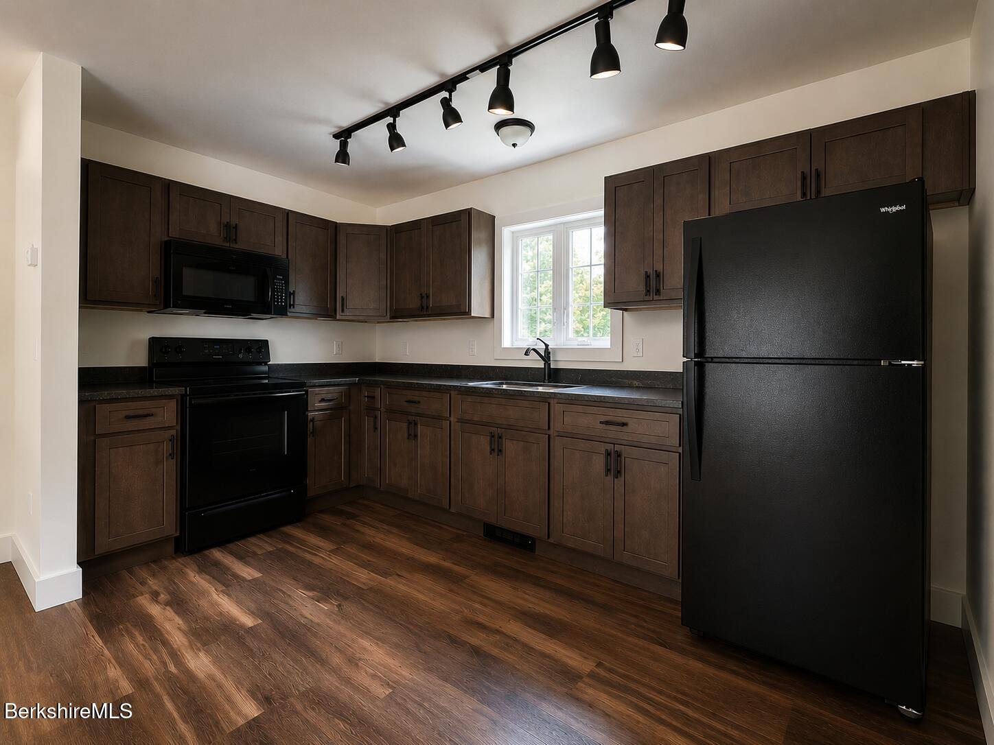6 Redwood Ln