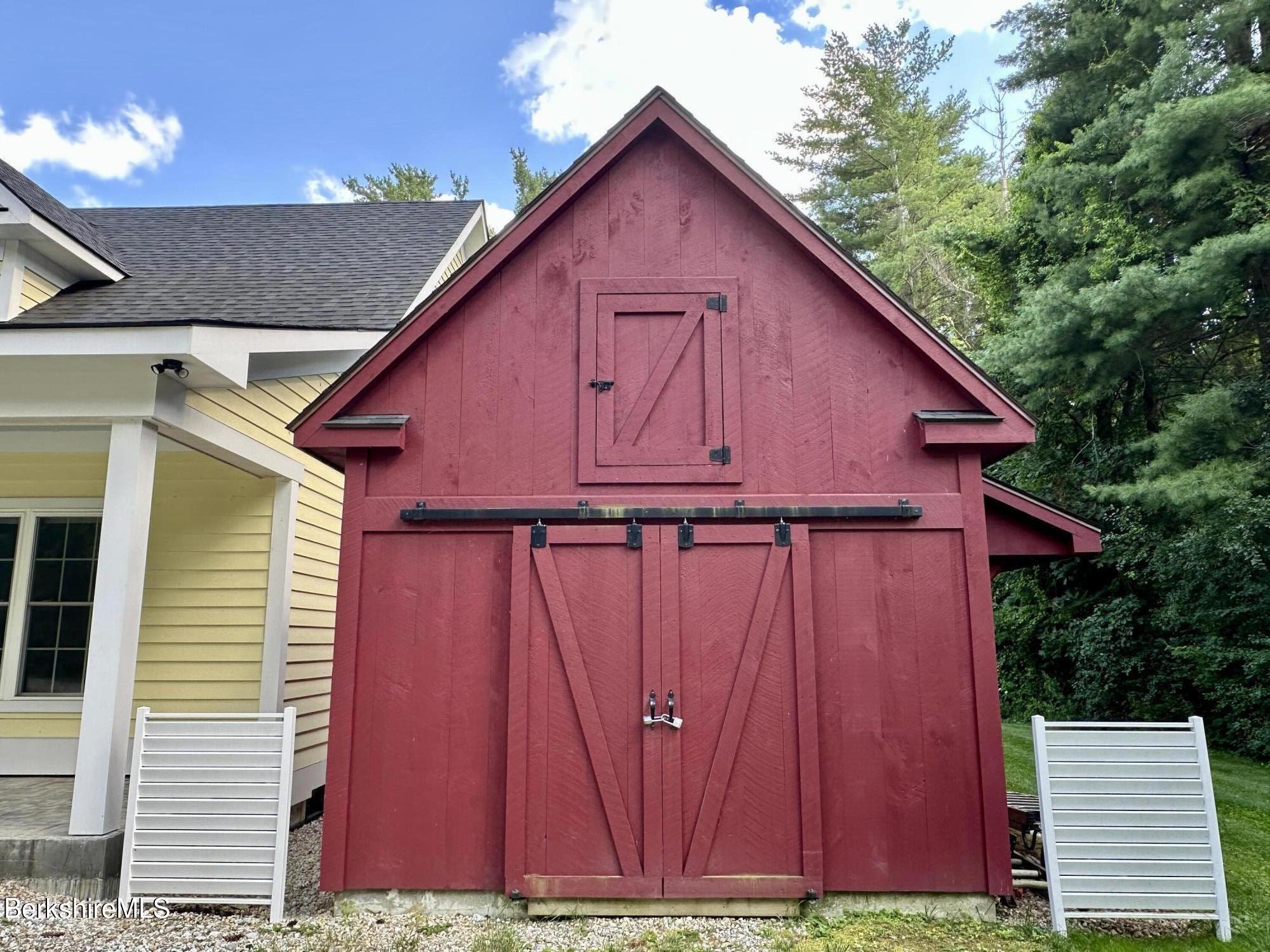 6 Redwood Ln