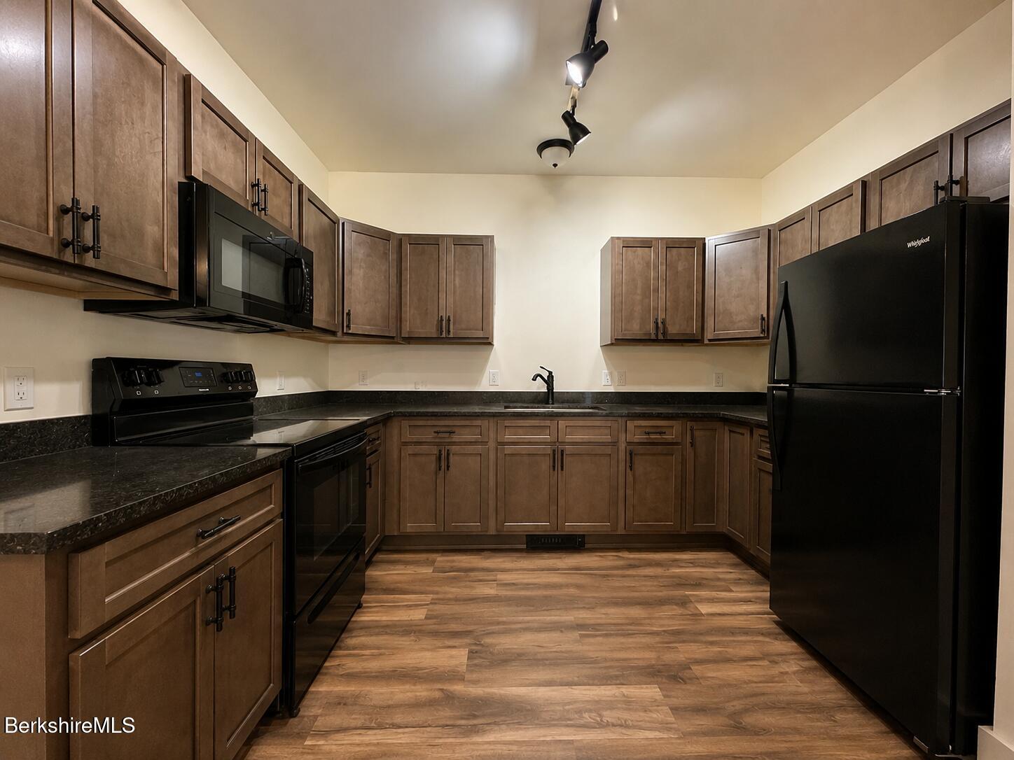 6 Redwood Ln