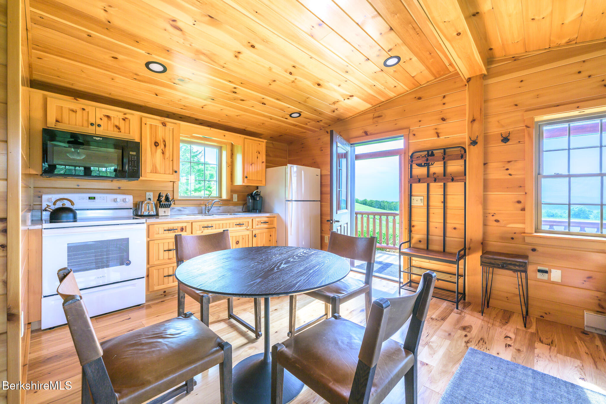 21 Schoolhouse Rd