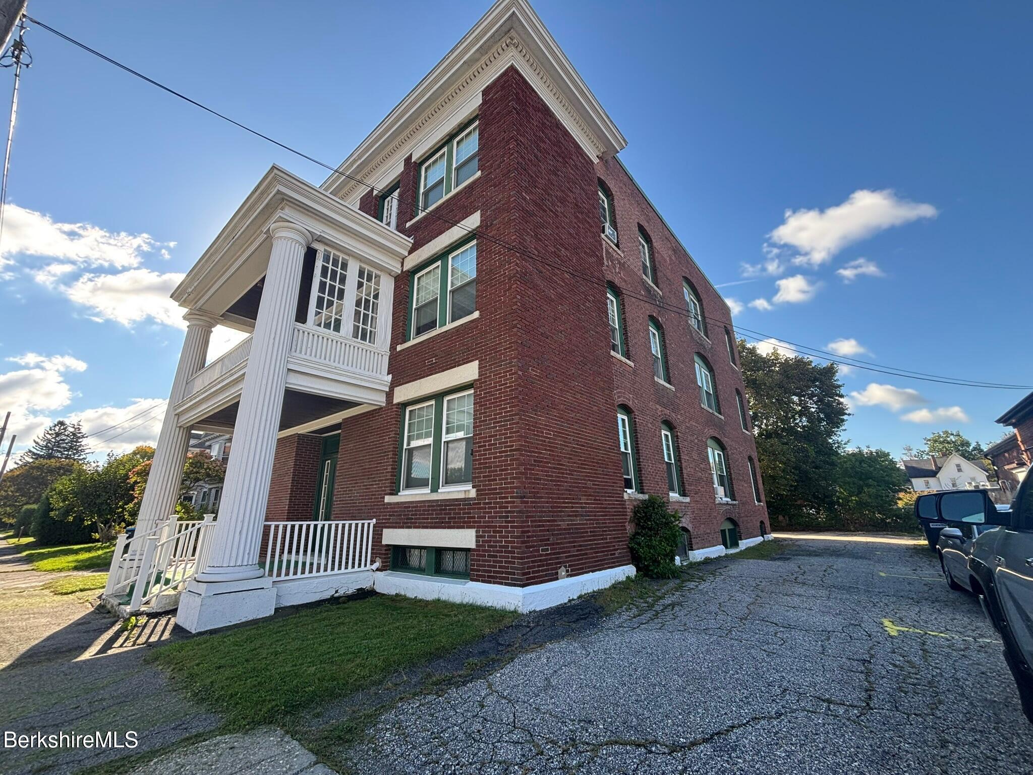 10 Taconic St