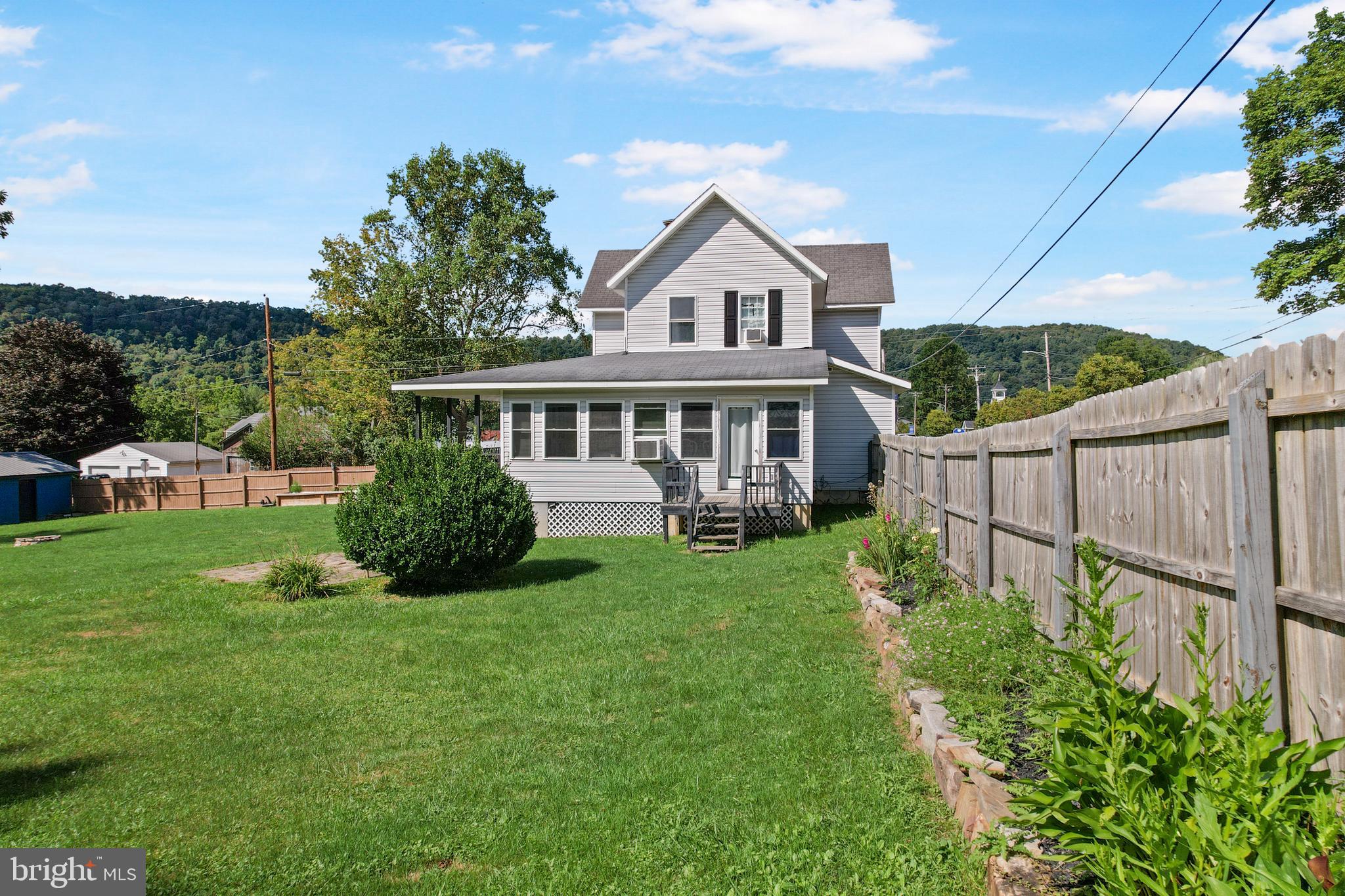 419 OAK STREET
