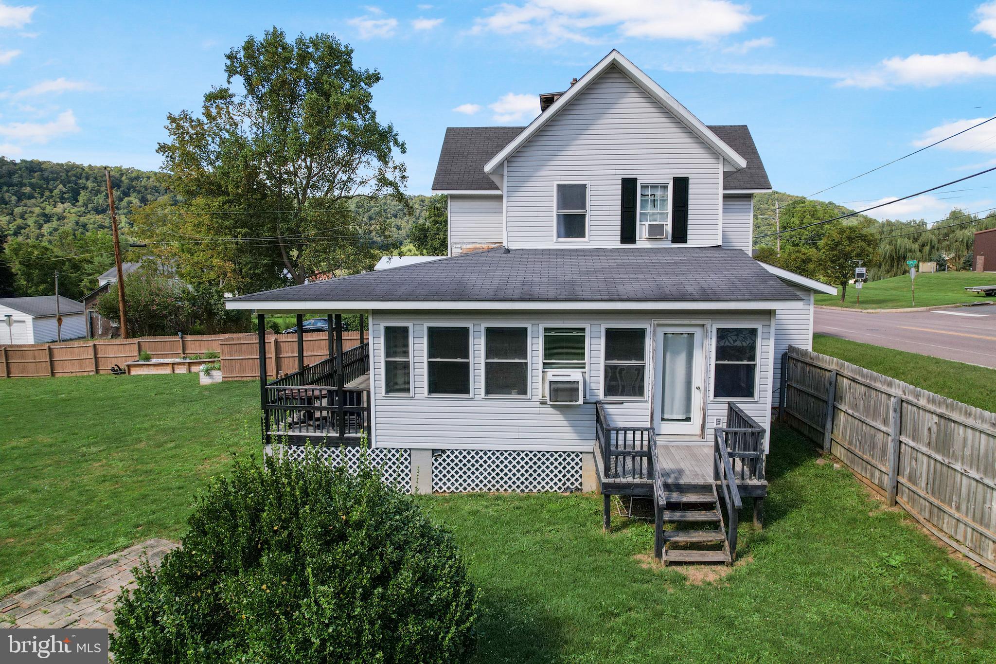 419 OAK STREET